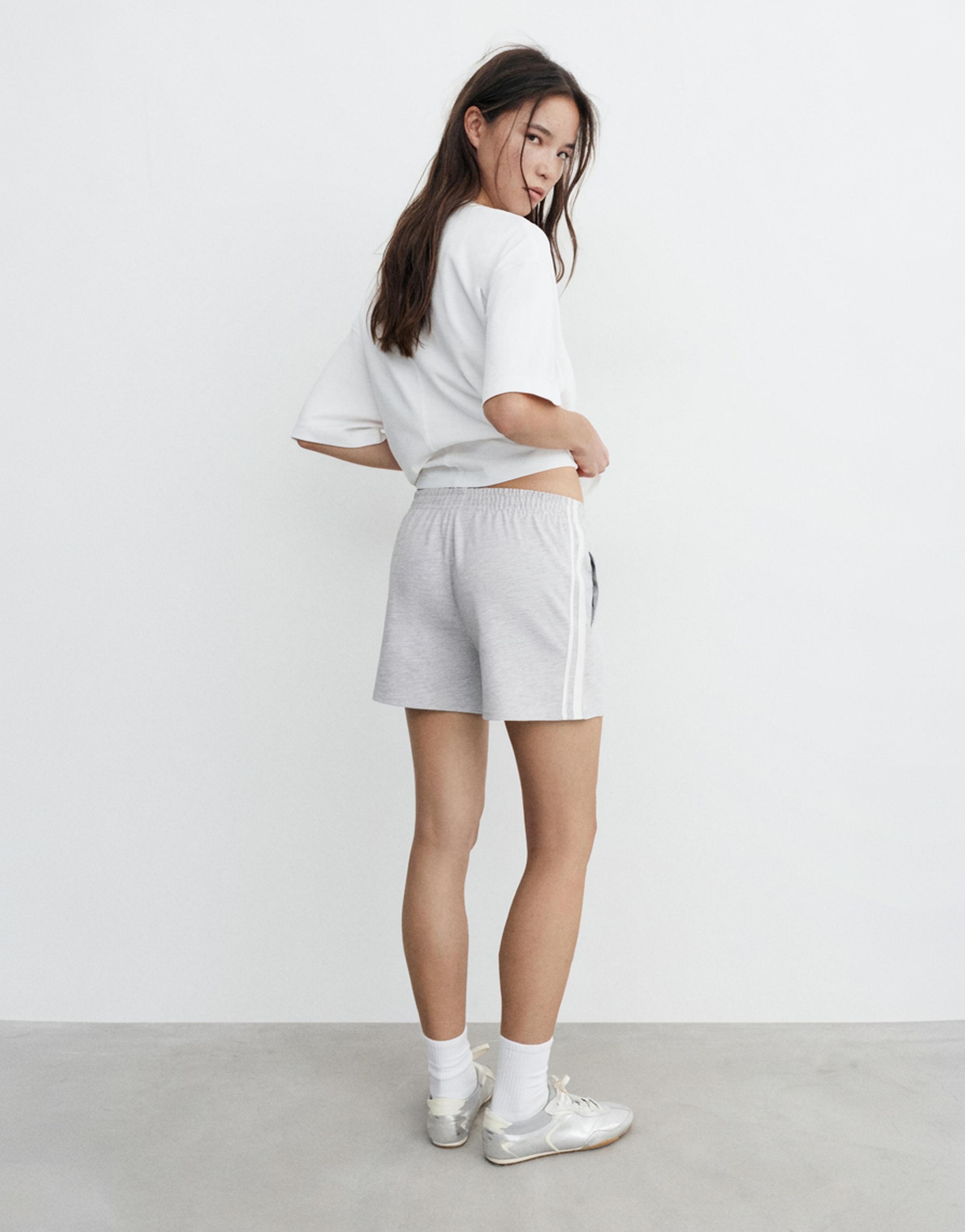 Sports shorts with side stripes — Grey marl