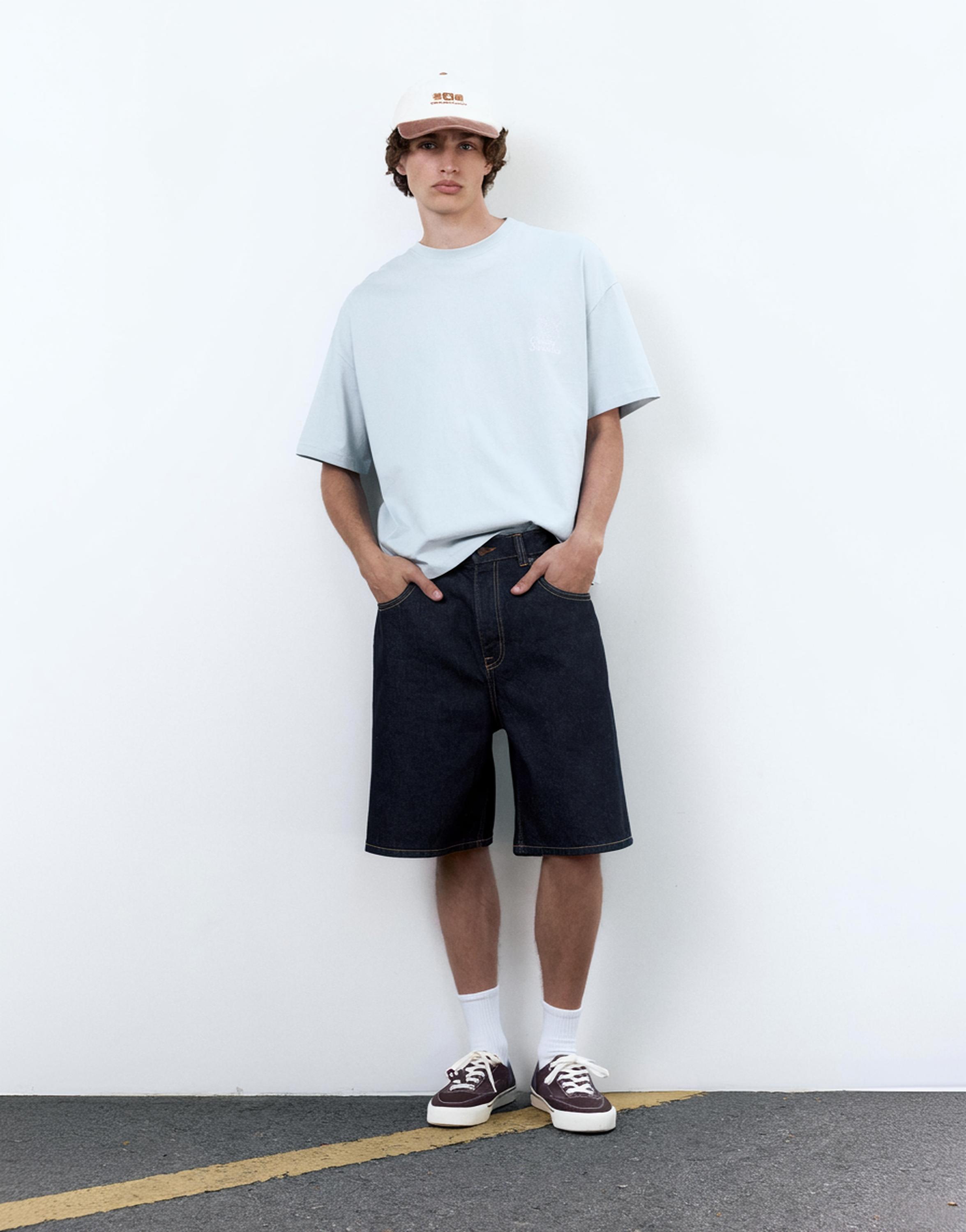 Boxy-fit T-shirt with graphic — Pale blue