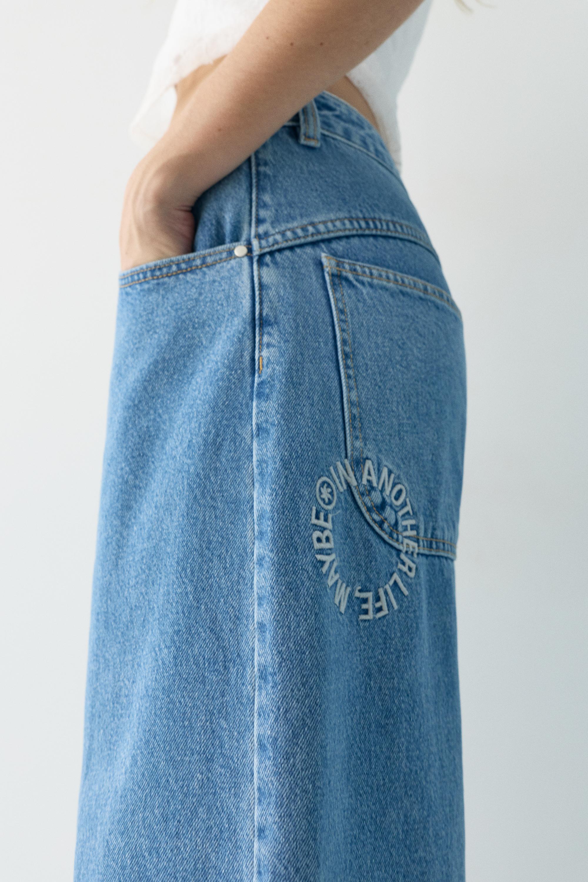 Balloon fit jeans with embroidered text — Medium blue