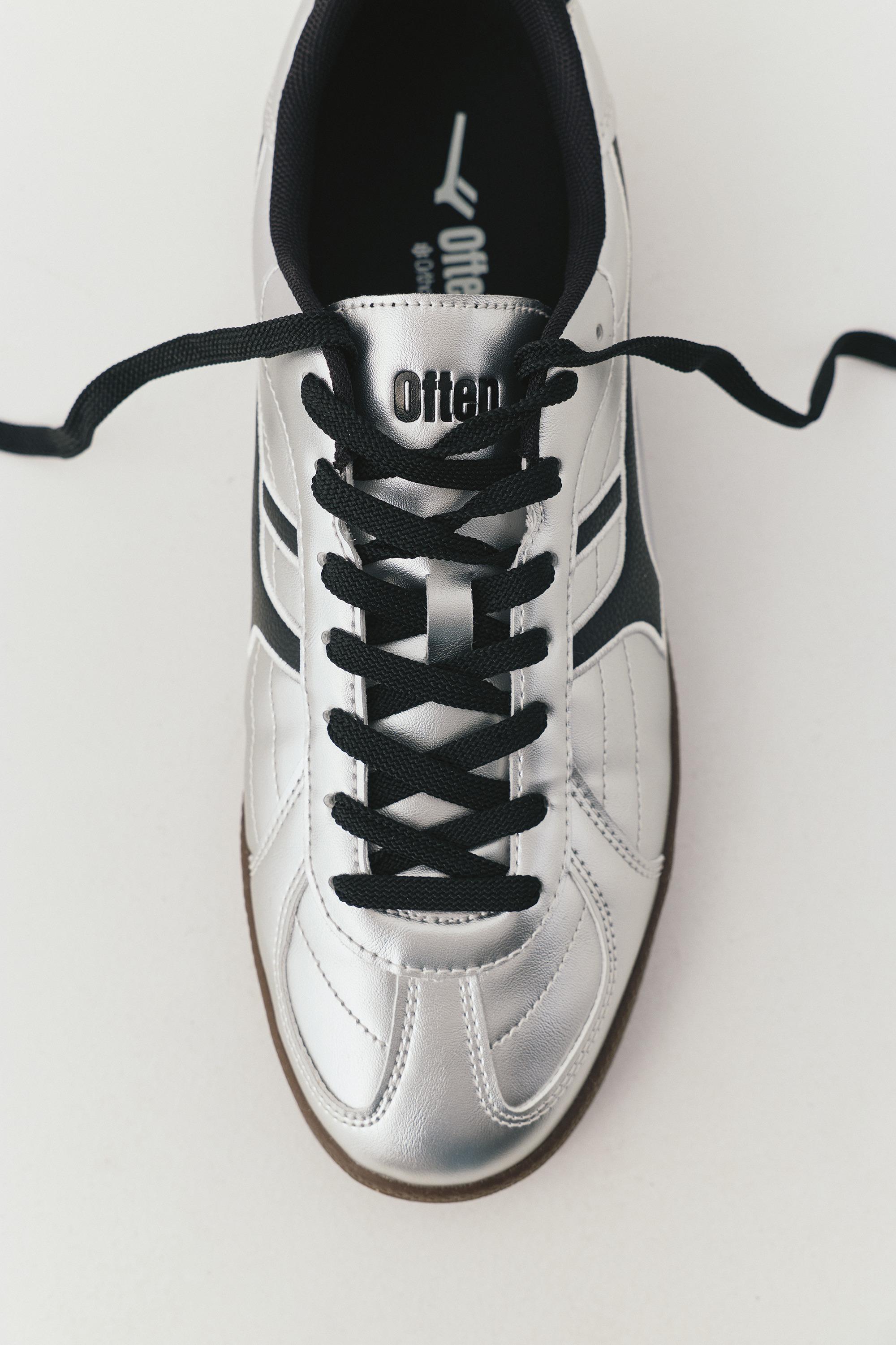 Retro metallic trainers — Silver