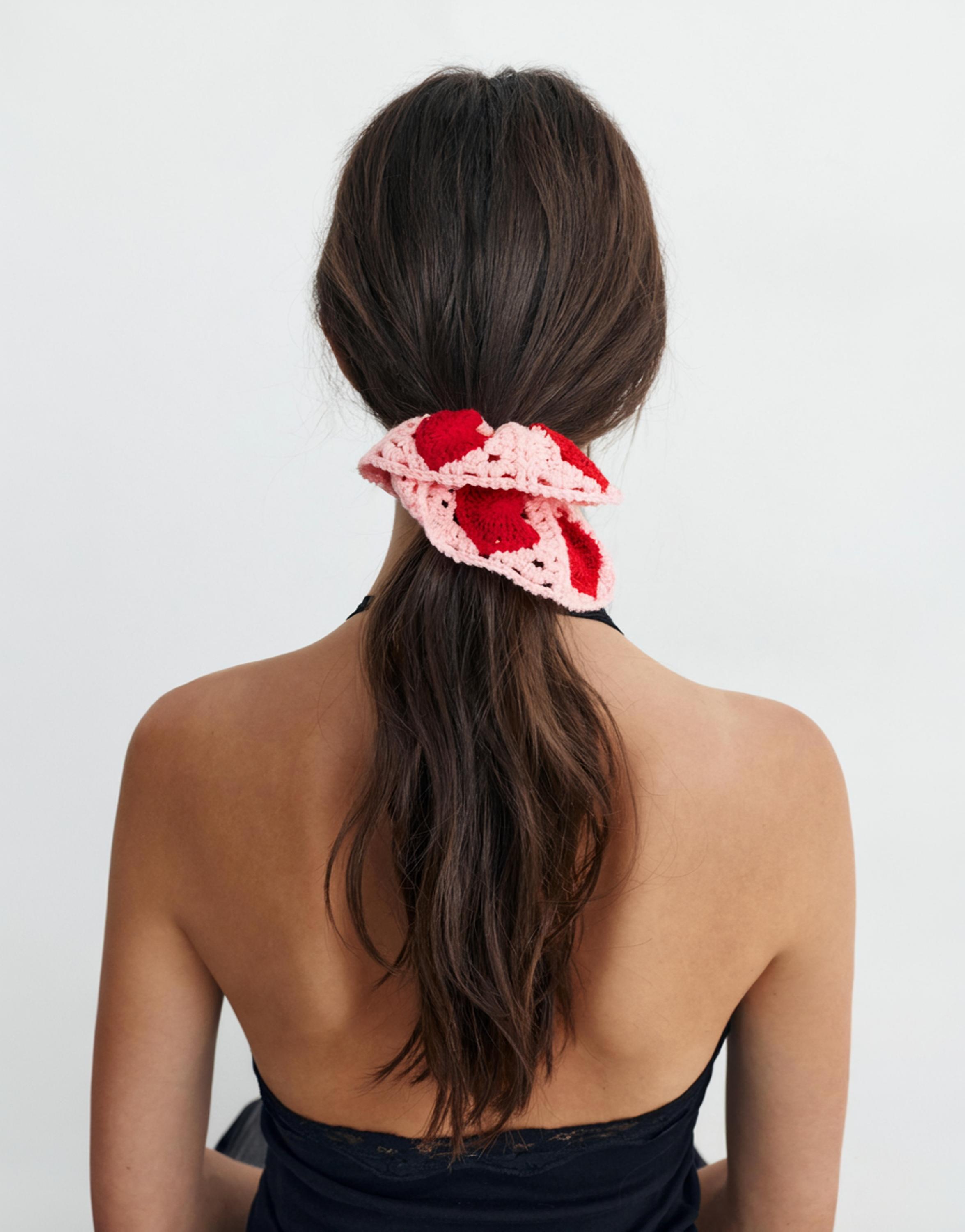 Crochet heart scrunchie — Pink