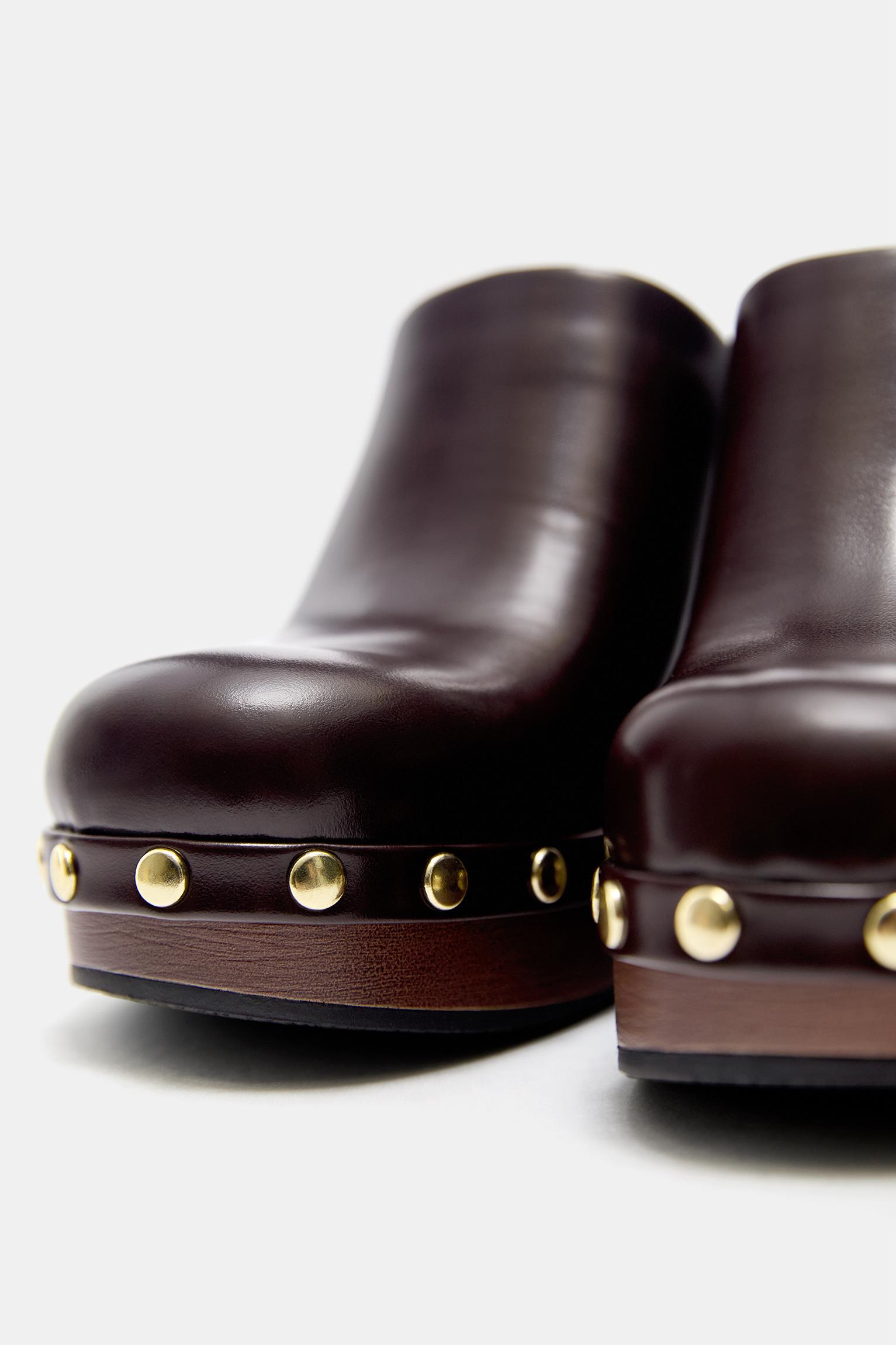 Heeled clogs with studs — Brown