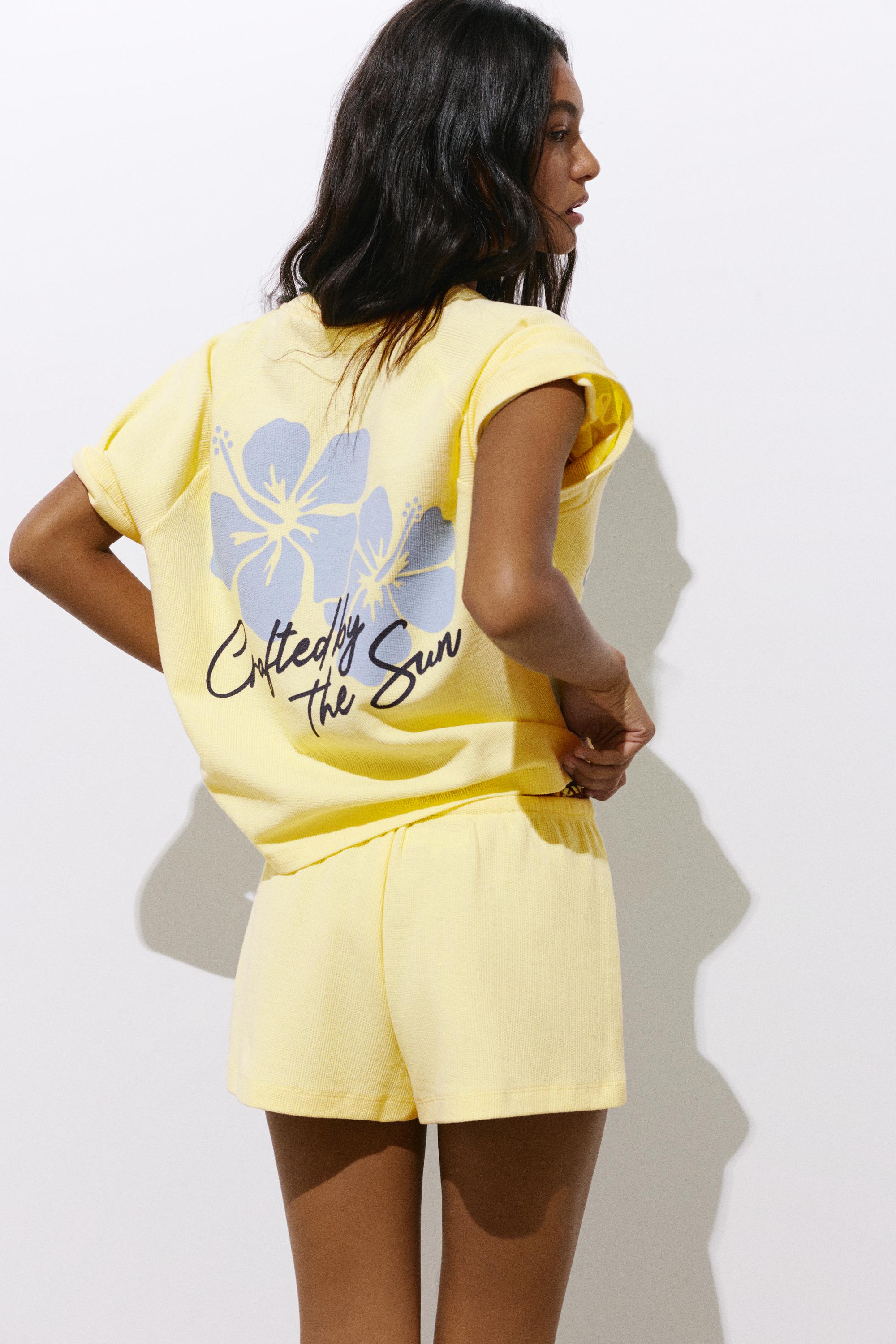 Floral textured shorts — Pale yellow