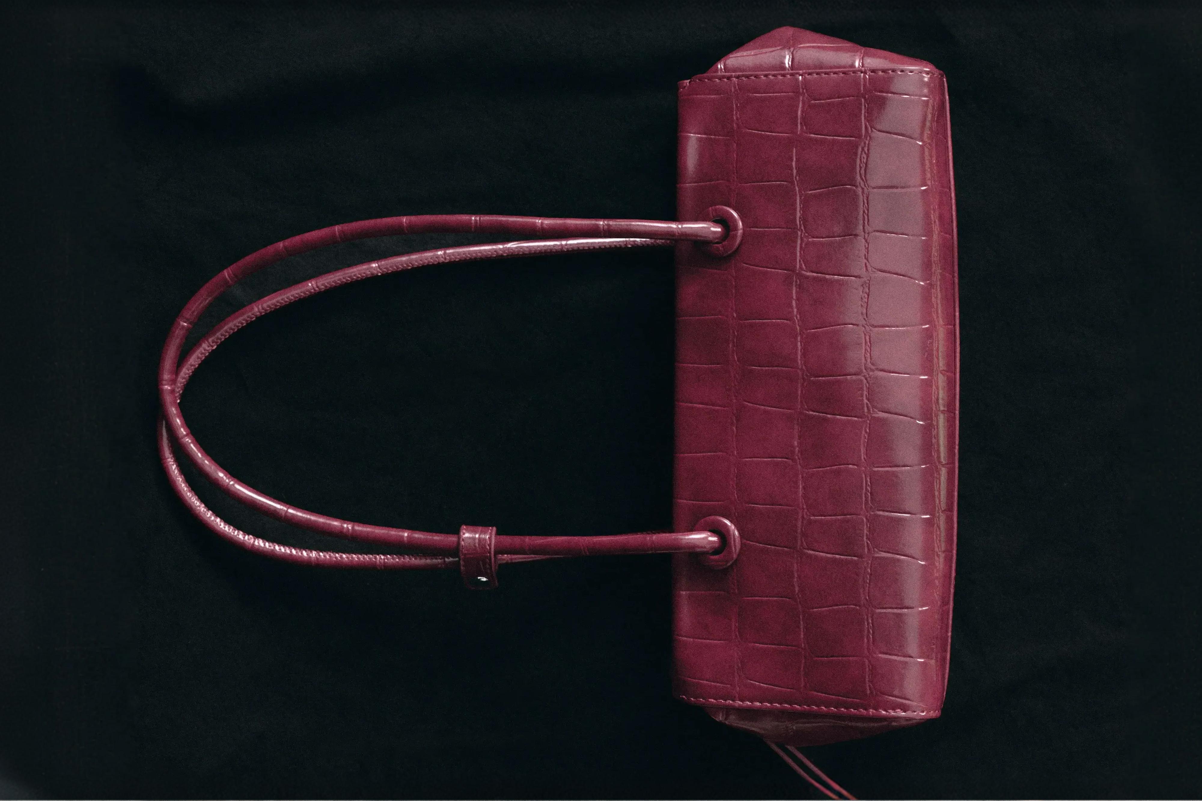 Textured shoulder bag — Red
