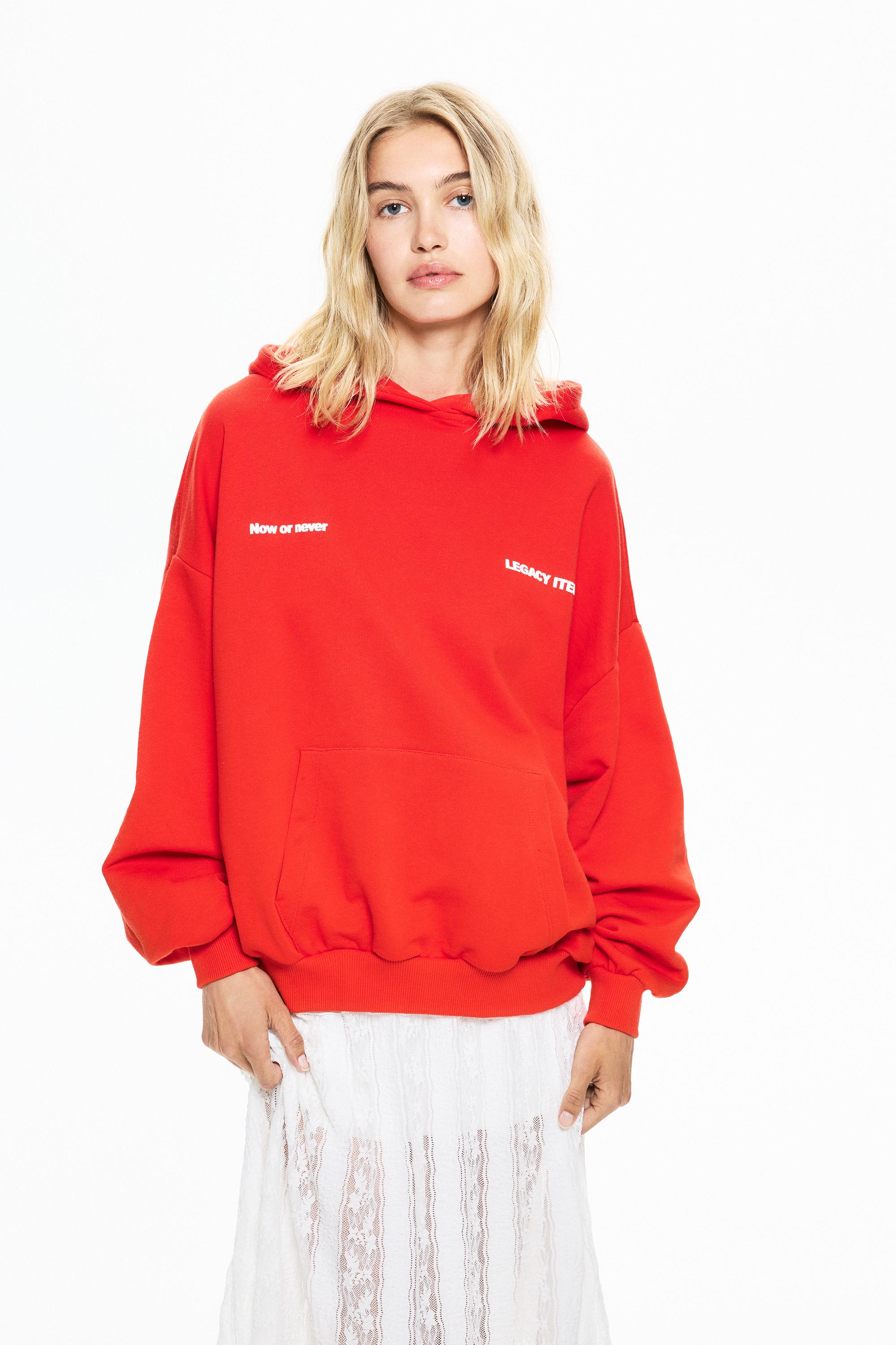 Rotes Kapuzensweatshirt