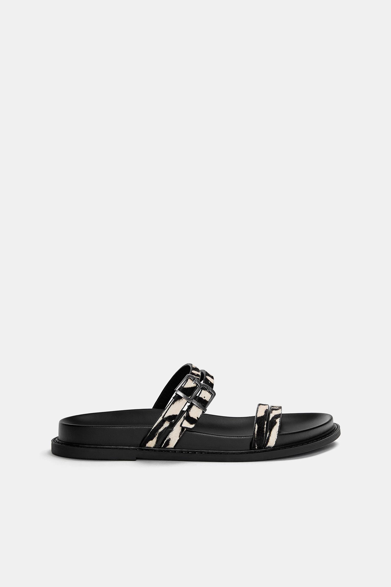Flache Ledersandalen Mit Animalprint