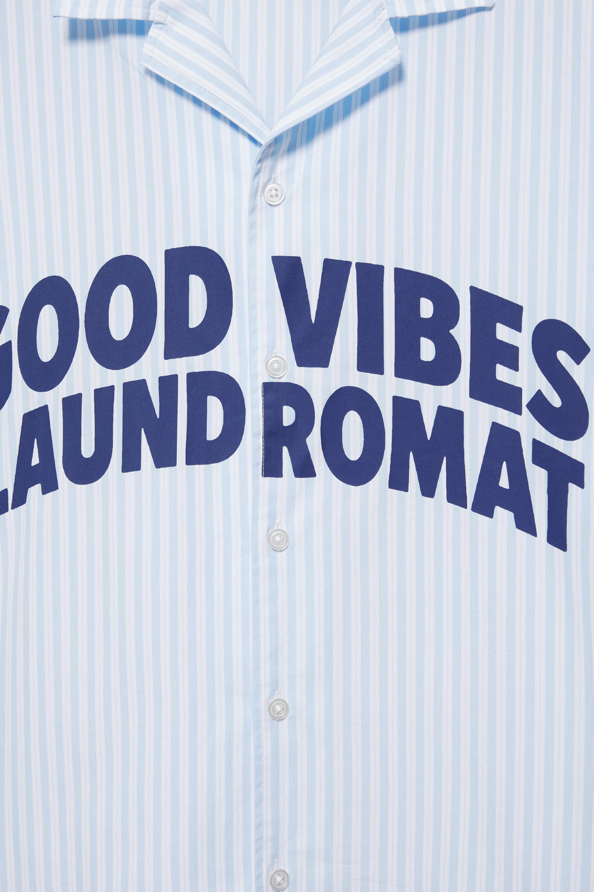 Striped short sleeve shirt with text — Grey/Blue