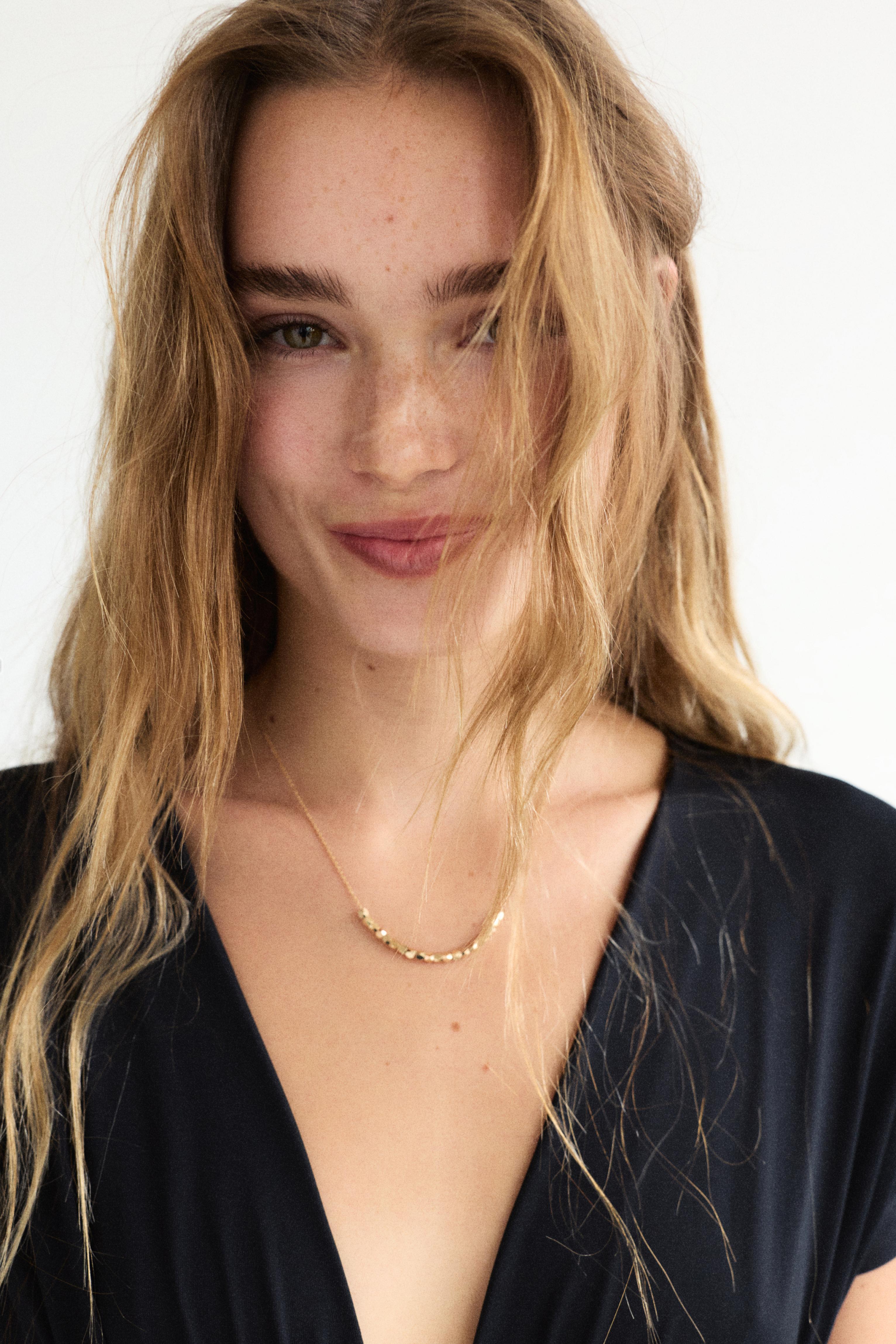 Beaded necklace — Gold