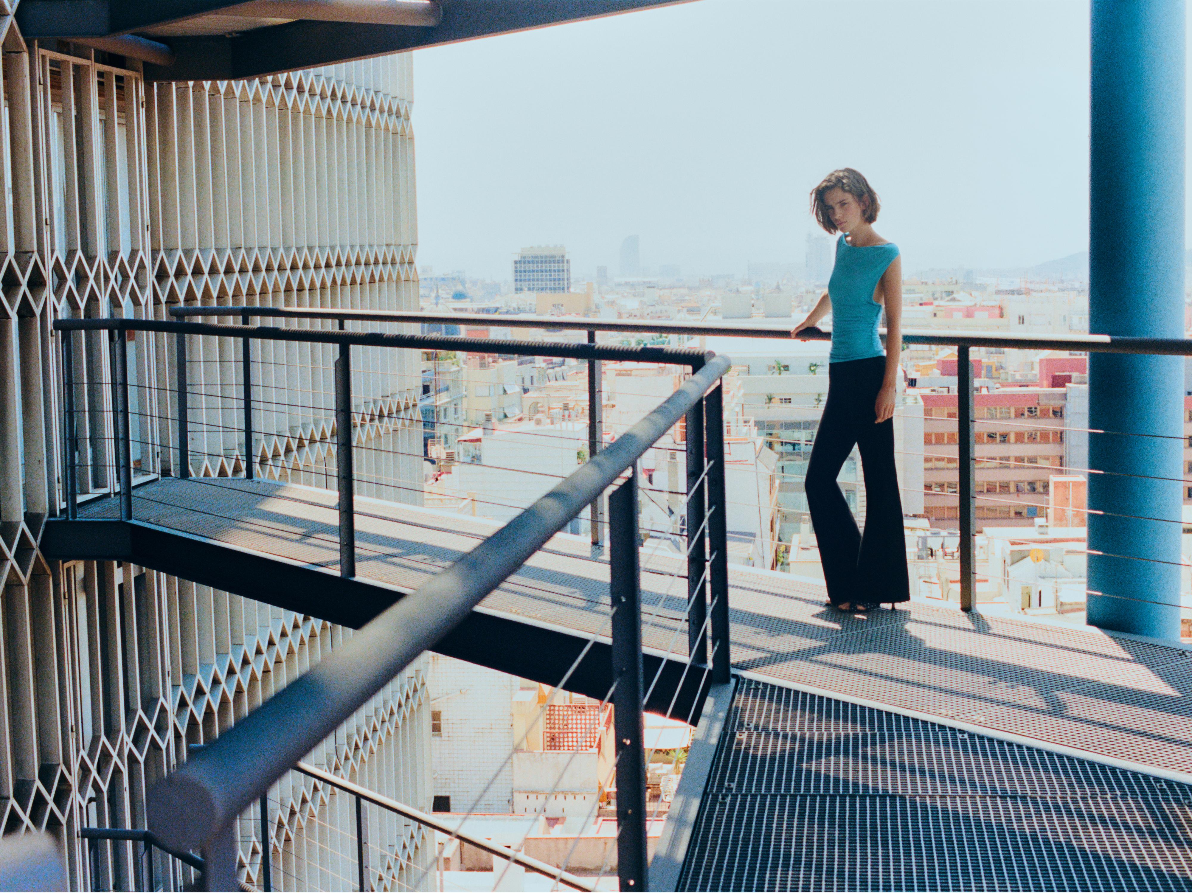 Black flared trousers — Black