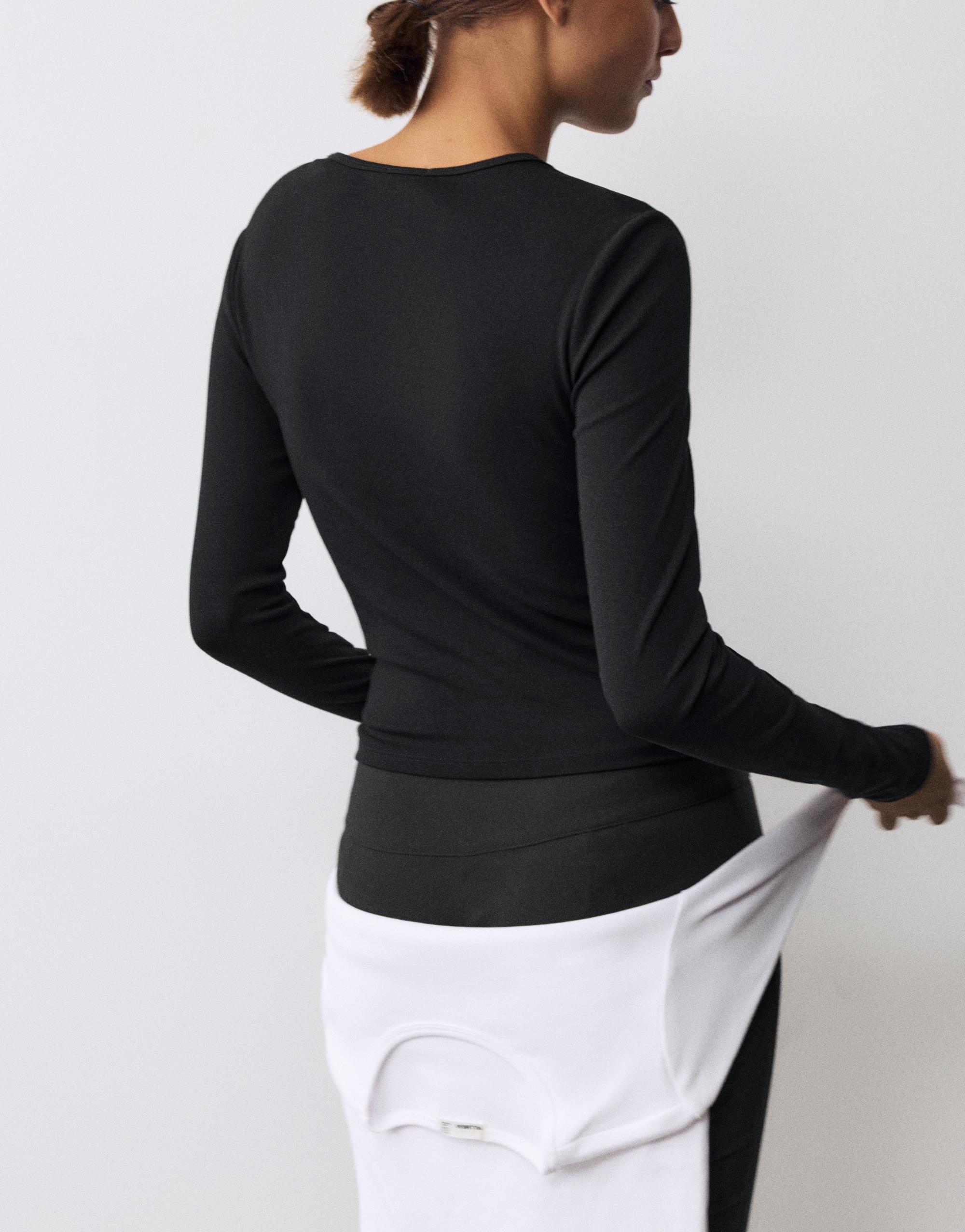 Fitted long sleeve T-shirt — Black