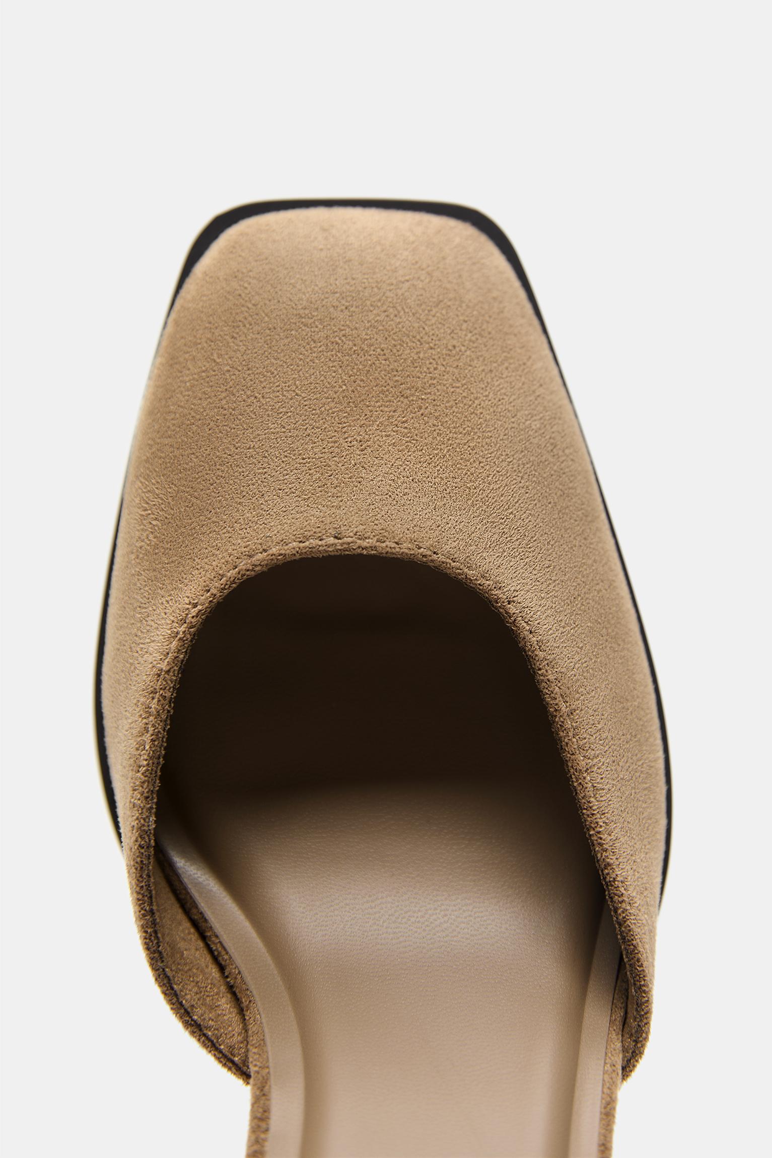 Block heel shoes — Leather