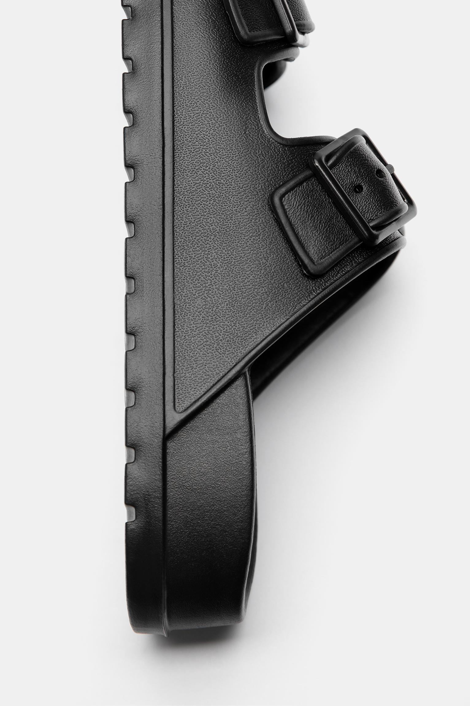 Buckled flat sandals — Black