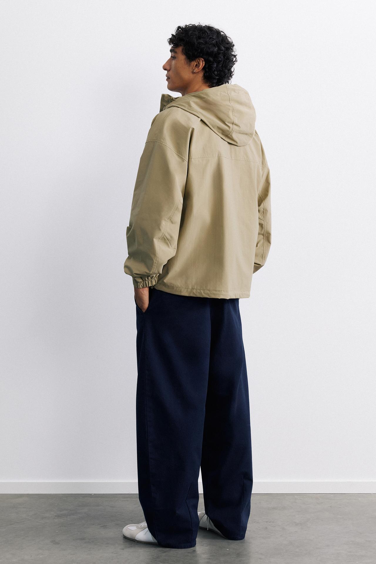 Lightweight hooded raincoat — Sand