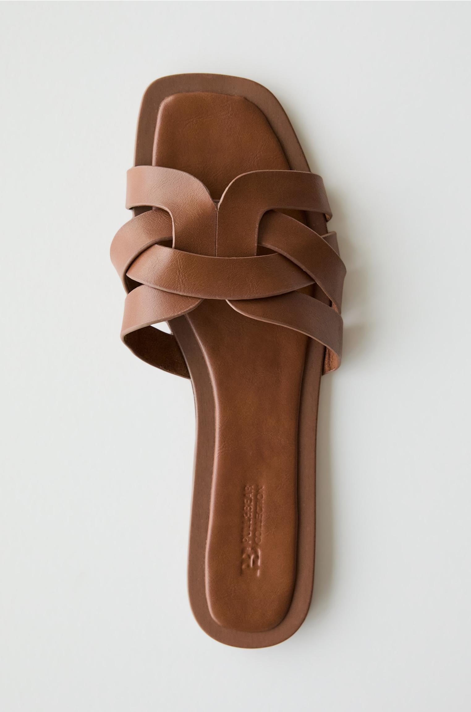 Flat strap sandals — Brown