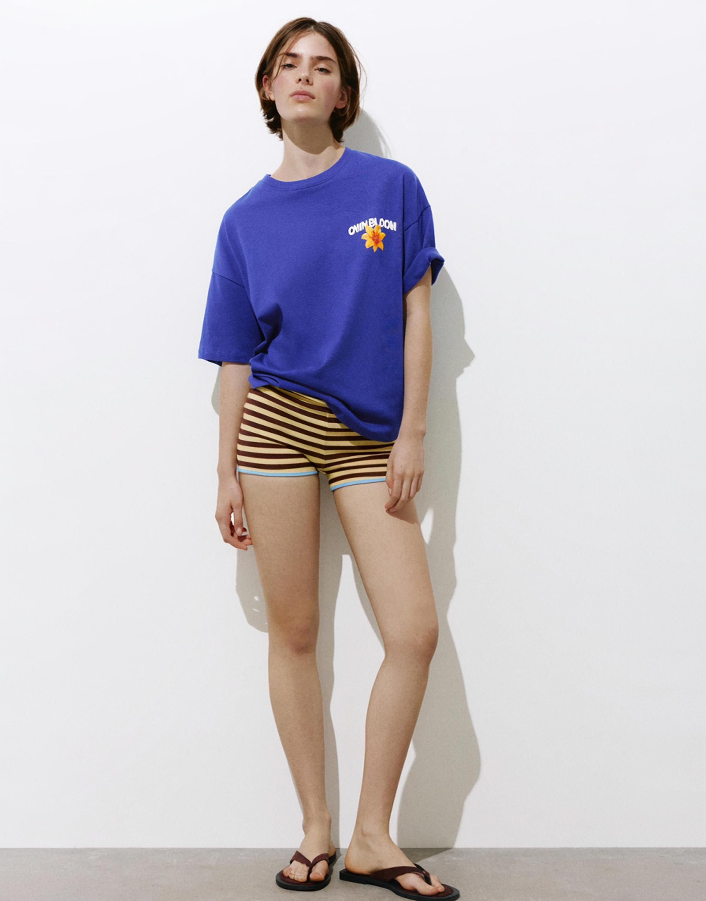 Oversize T-shirt with floral graphic — Cobalt