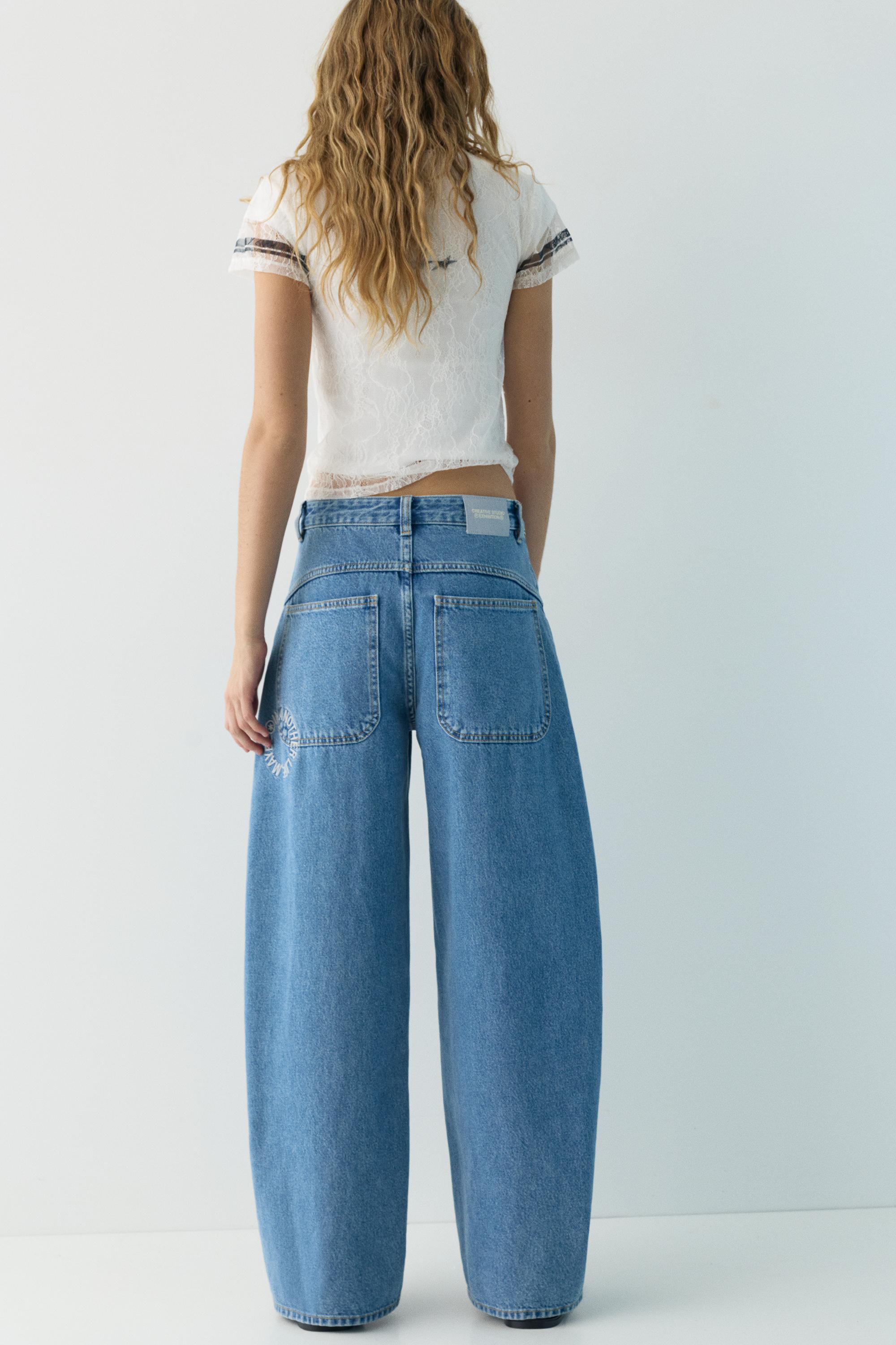 Balloon fit jeans with embroidered text — Medium blue
