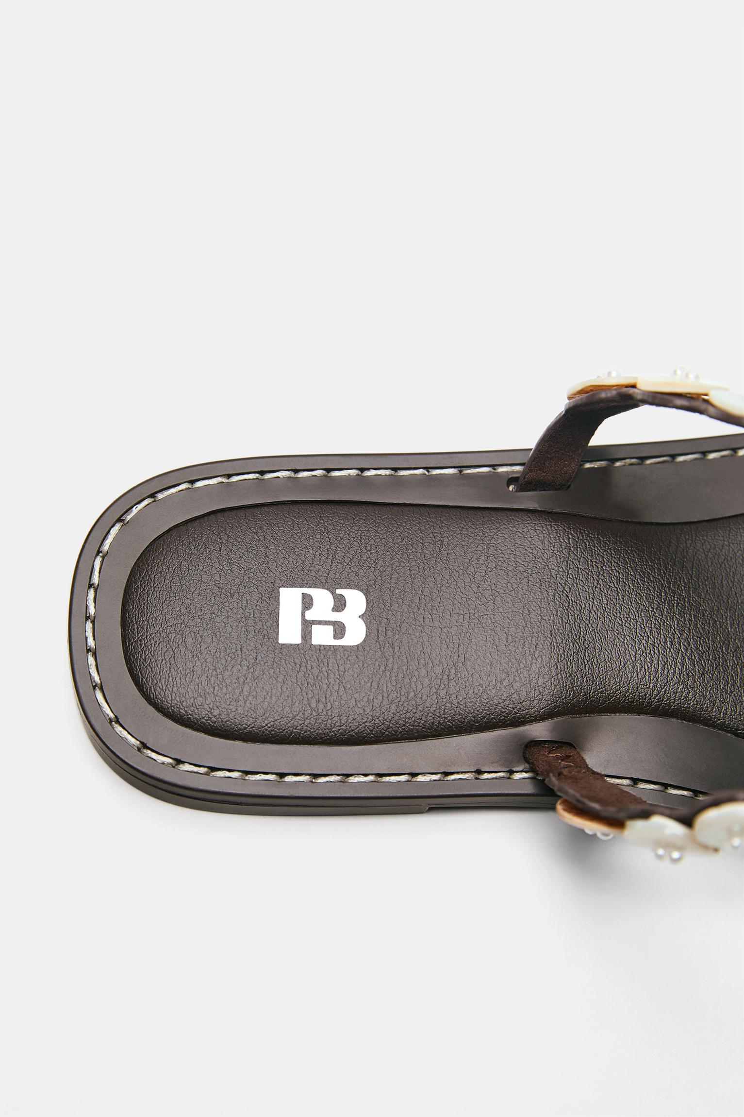Flat button sandals — Brown