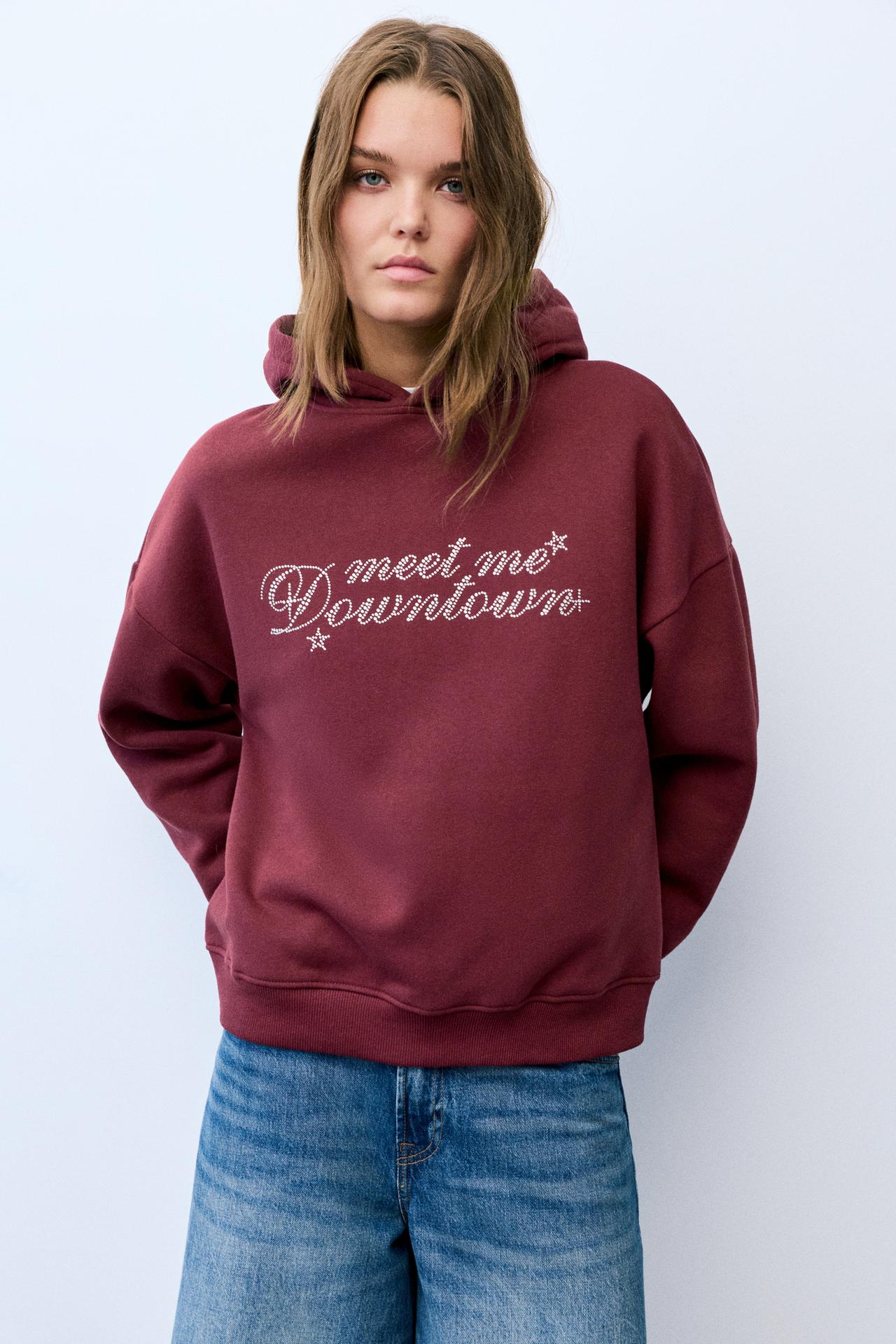 Sweatshirt with hood and rhinestone graphic — Maroon