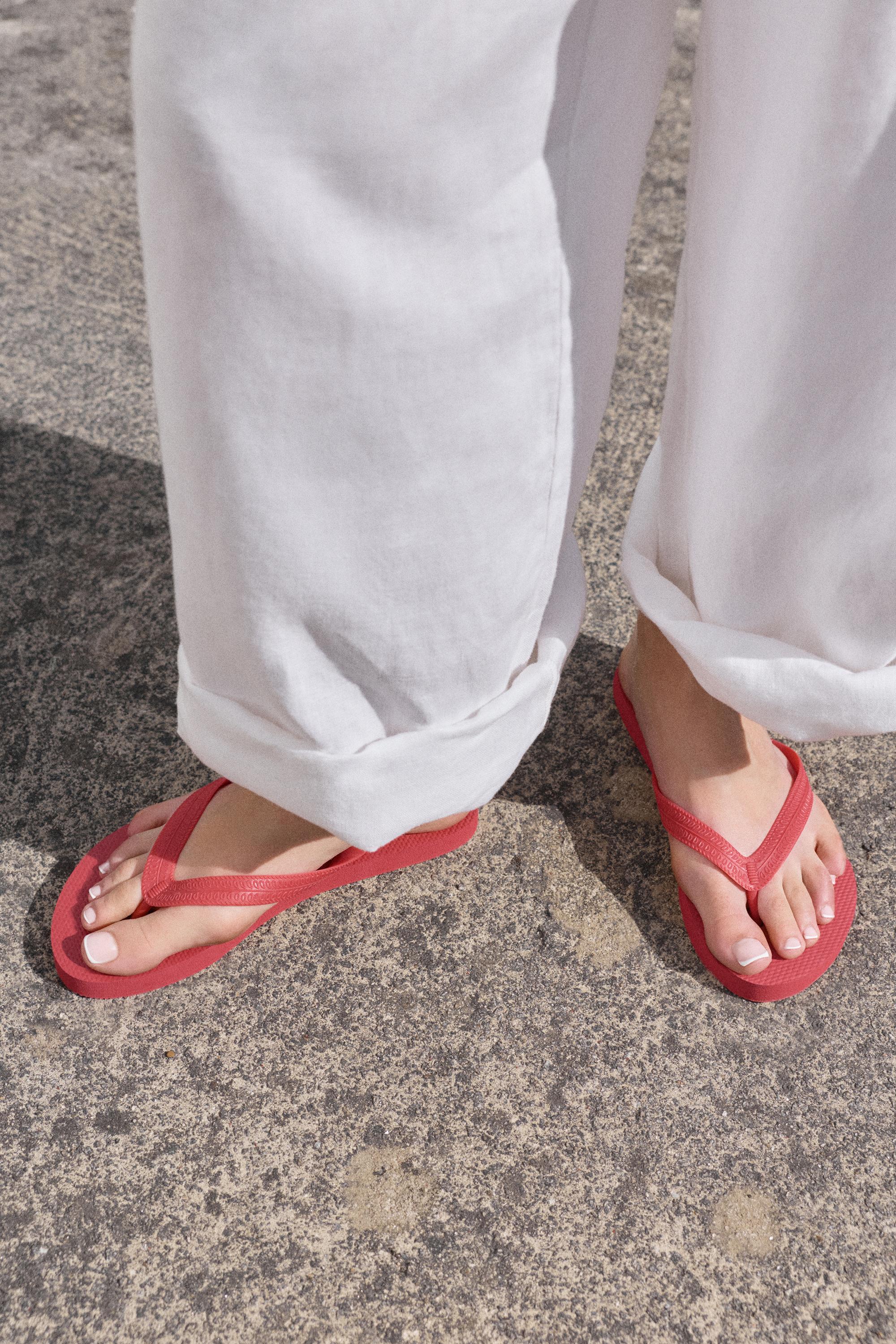 Flat sandals — Red