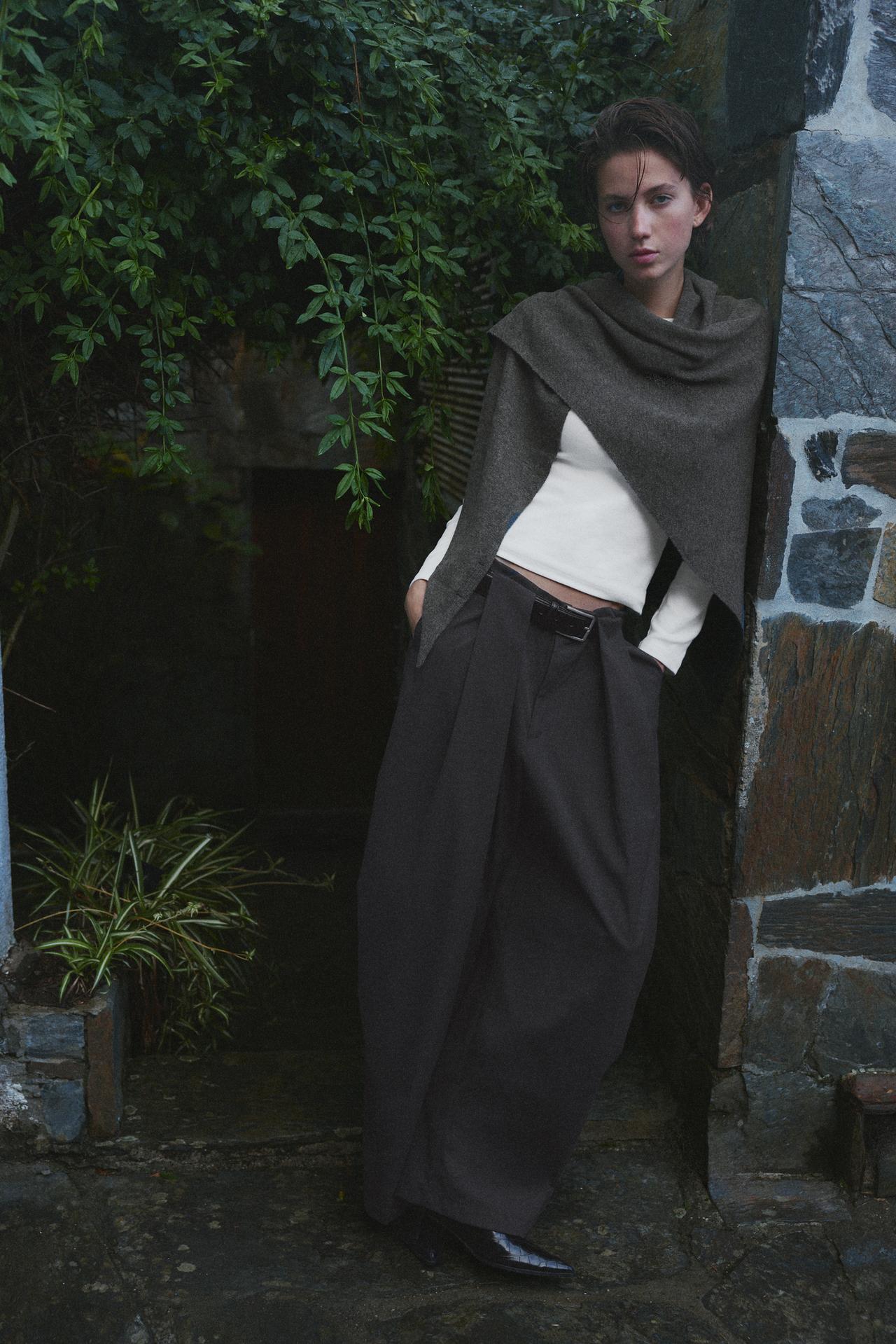 Fine-knit triangle cape — Anthracite grey