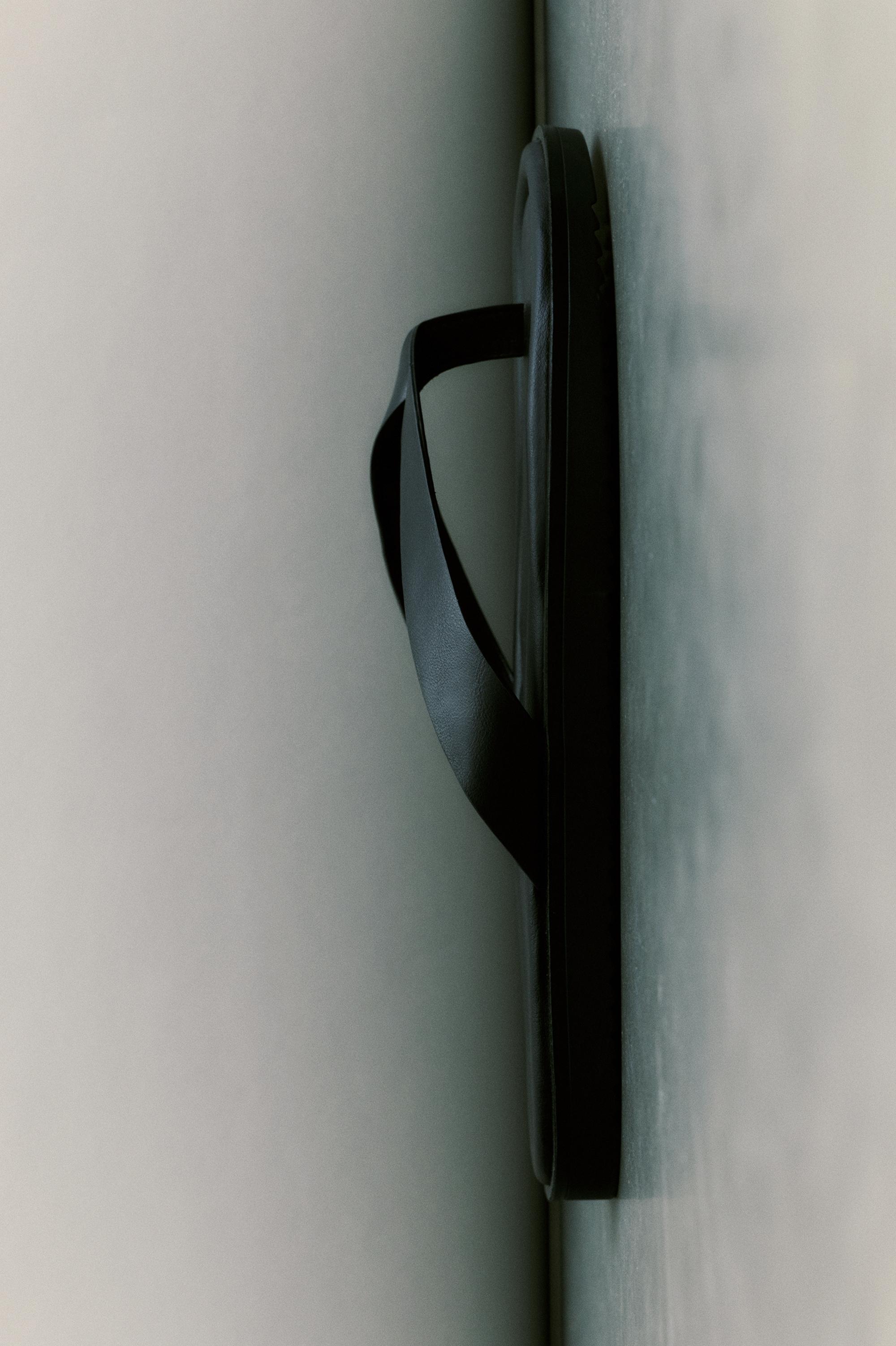 Flat sandals — Black