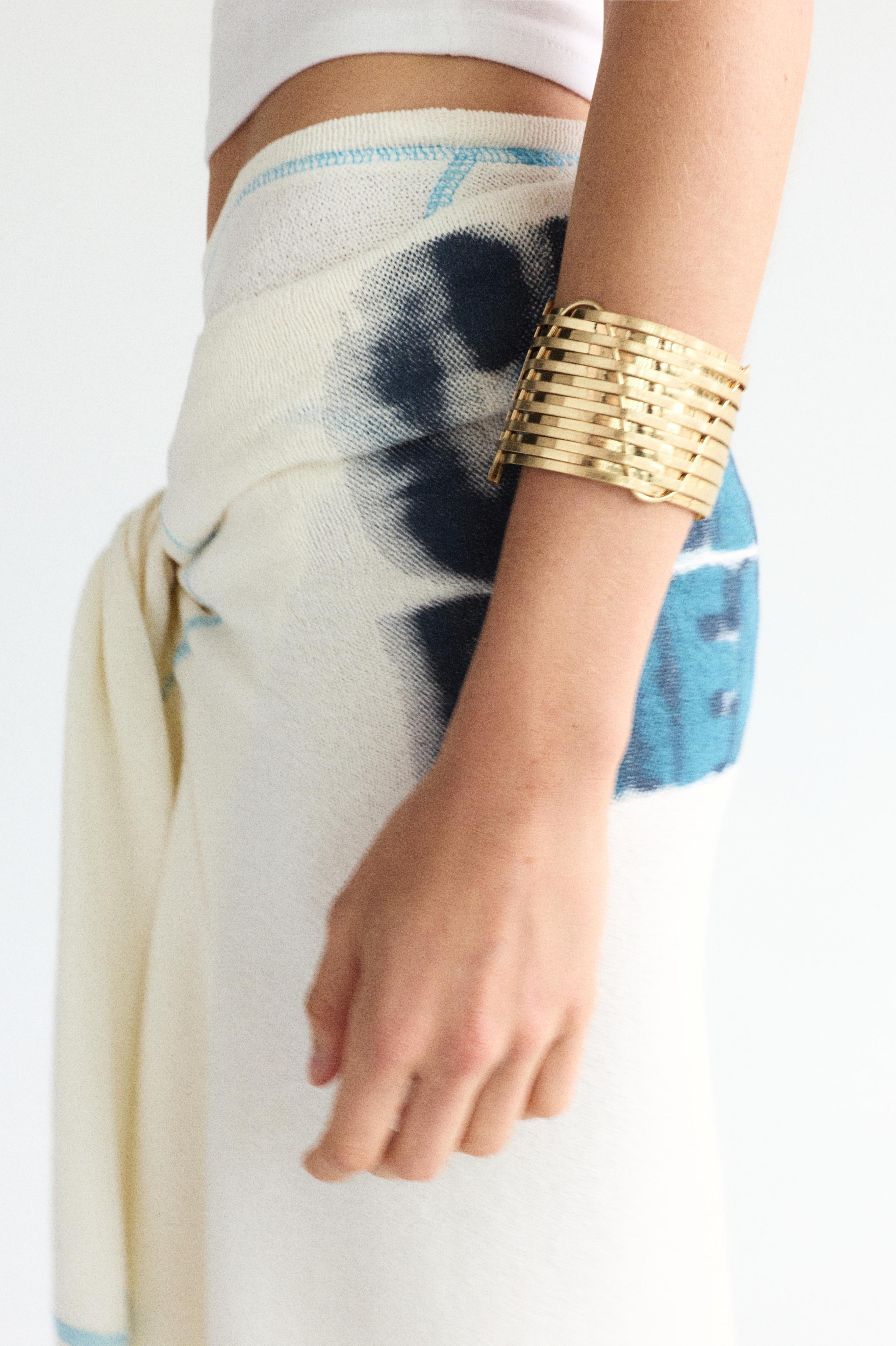 Bar cuff bracelet — Gold