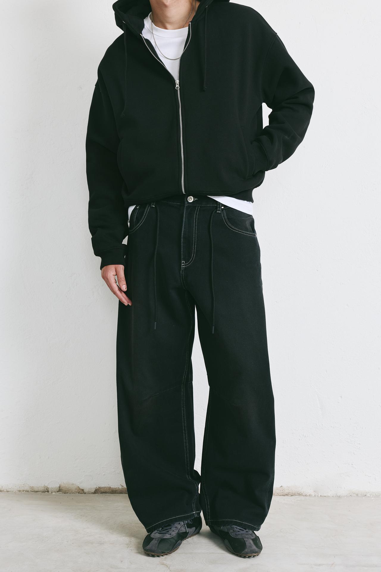 Graphic belt barrel jeans — Black