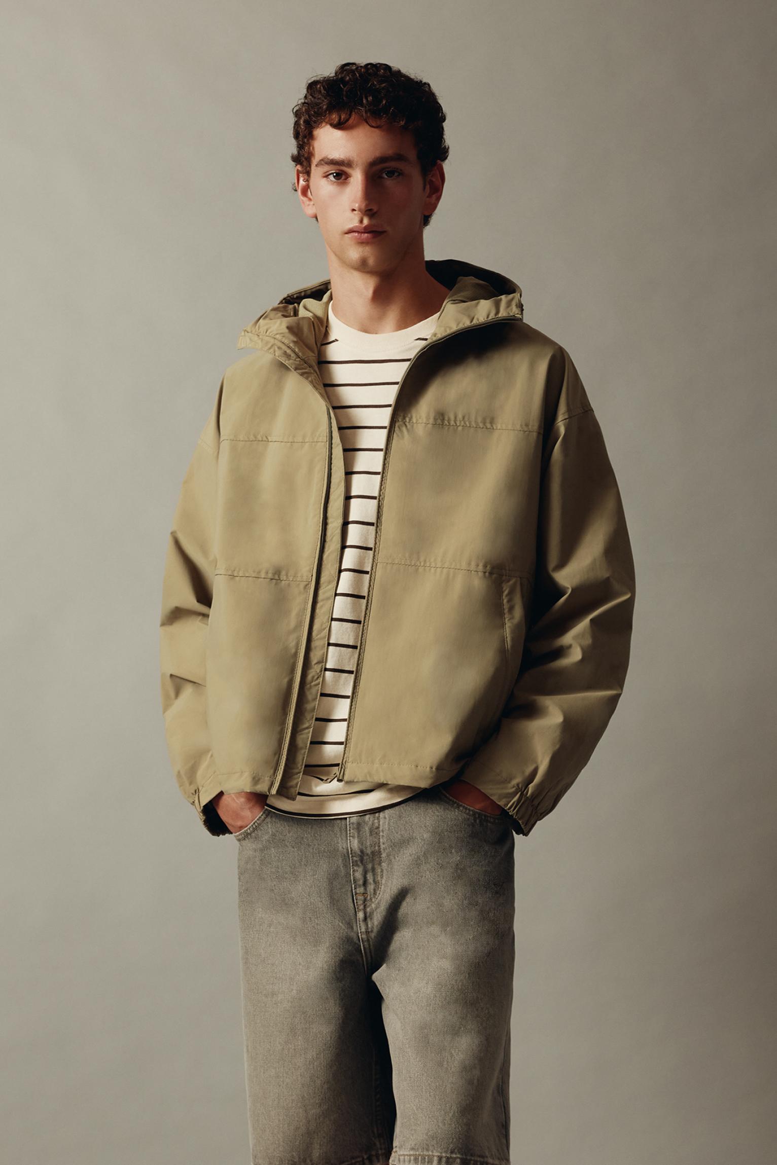 Lightweight hooded raincoat — Sand