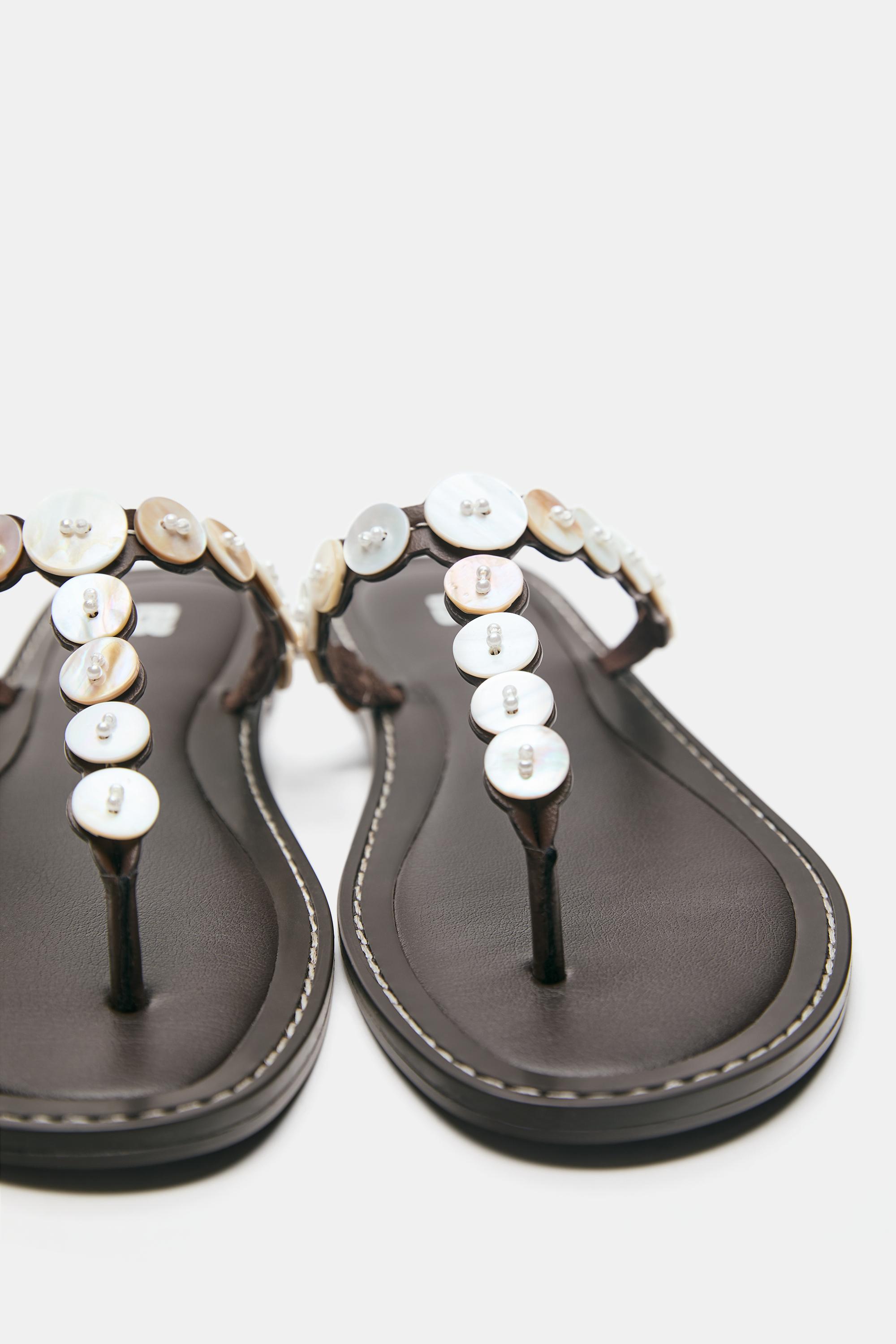 Flat button sandals — Brown
