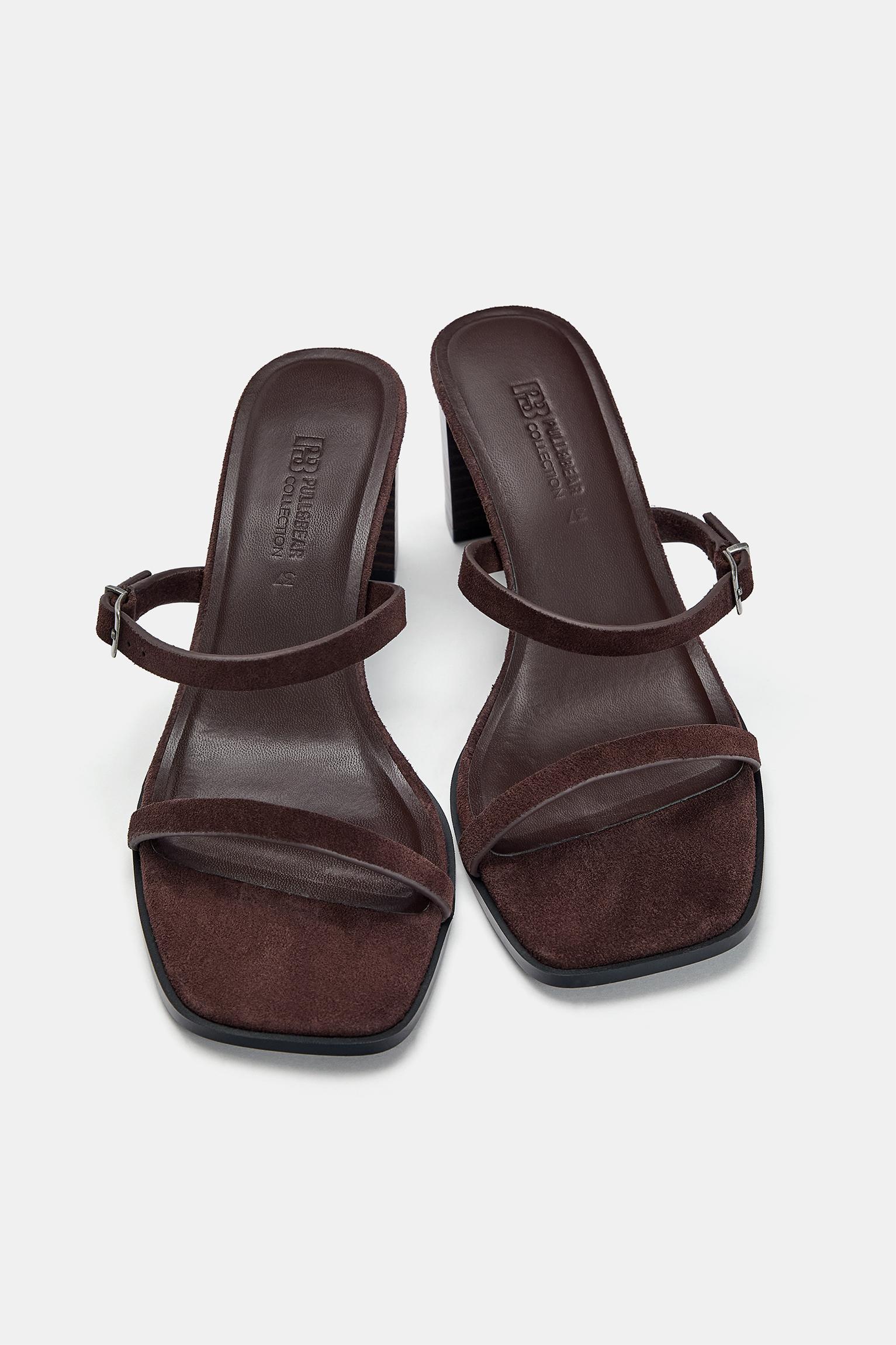 Leather heeled sandals with buckle — Brown