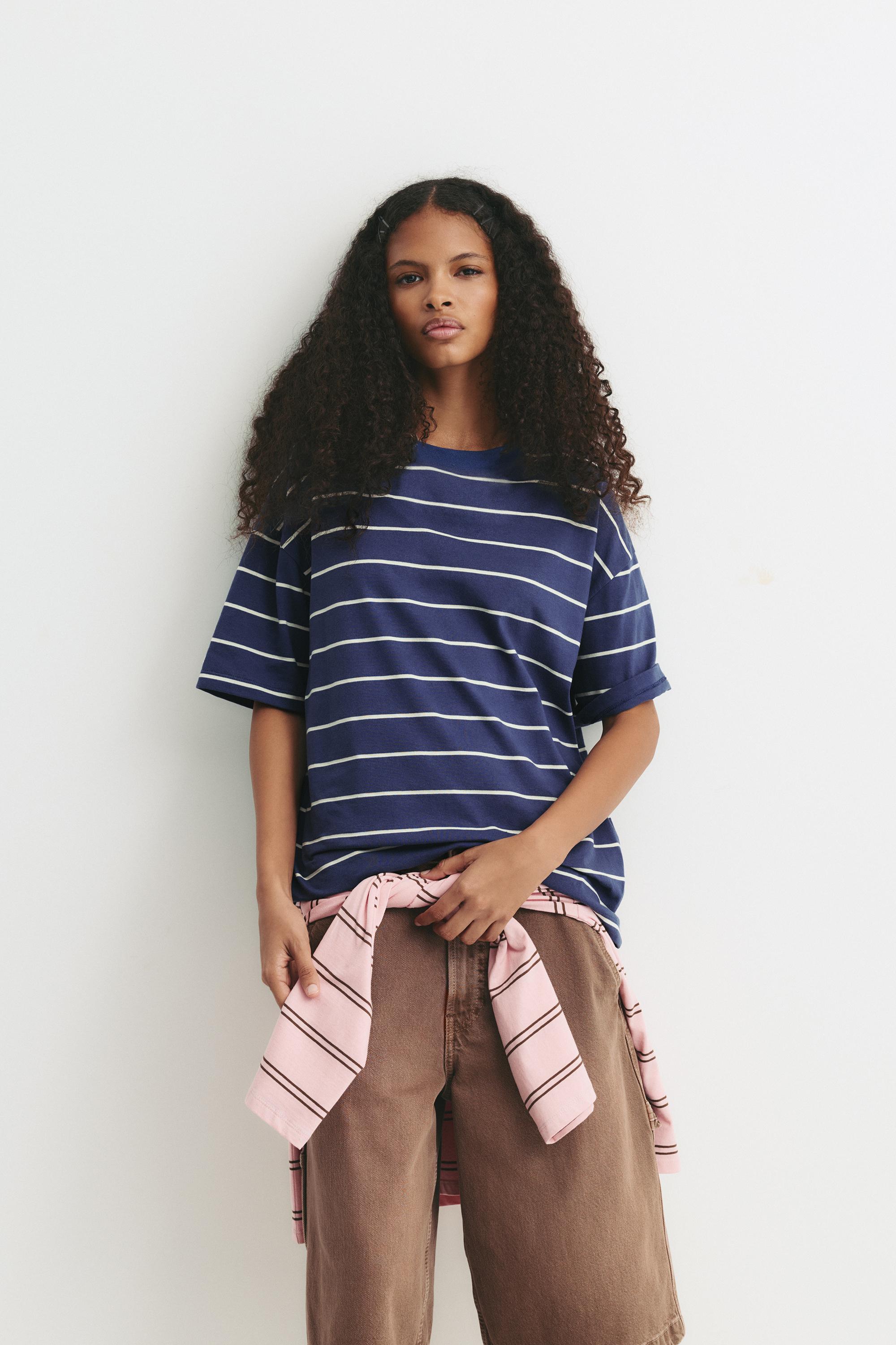 Blaues T-Shirt Mit Streifen