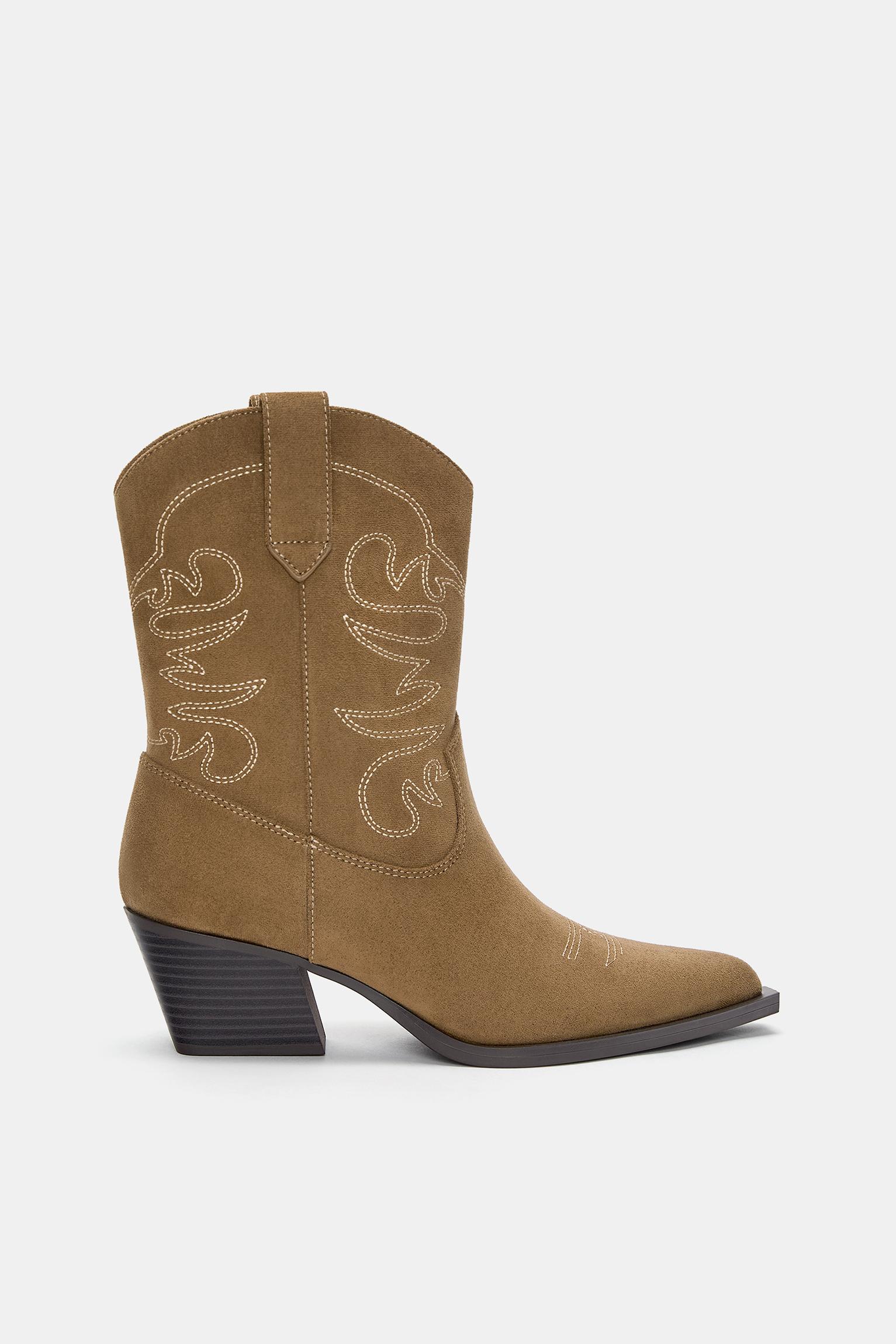 Absatzstiefeletten Im Cowboylook