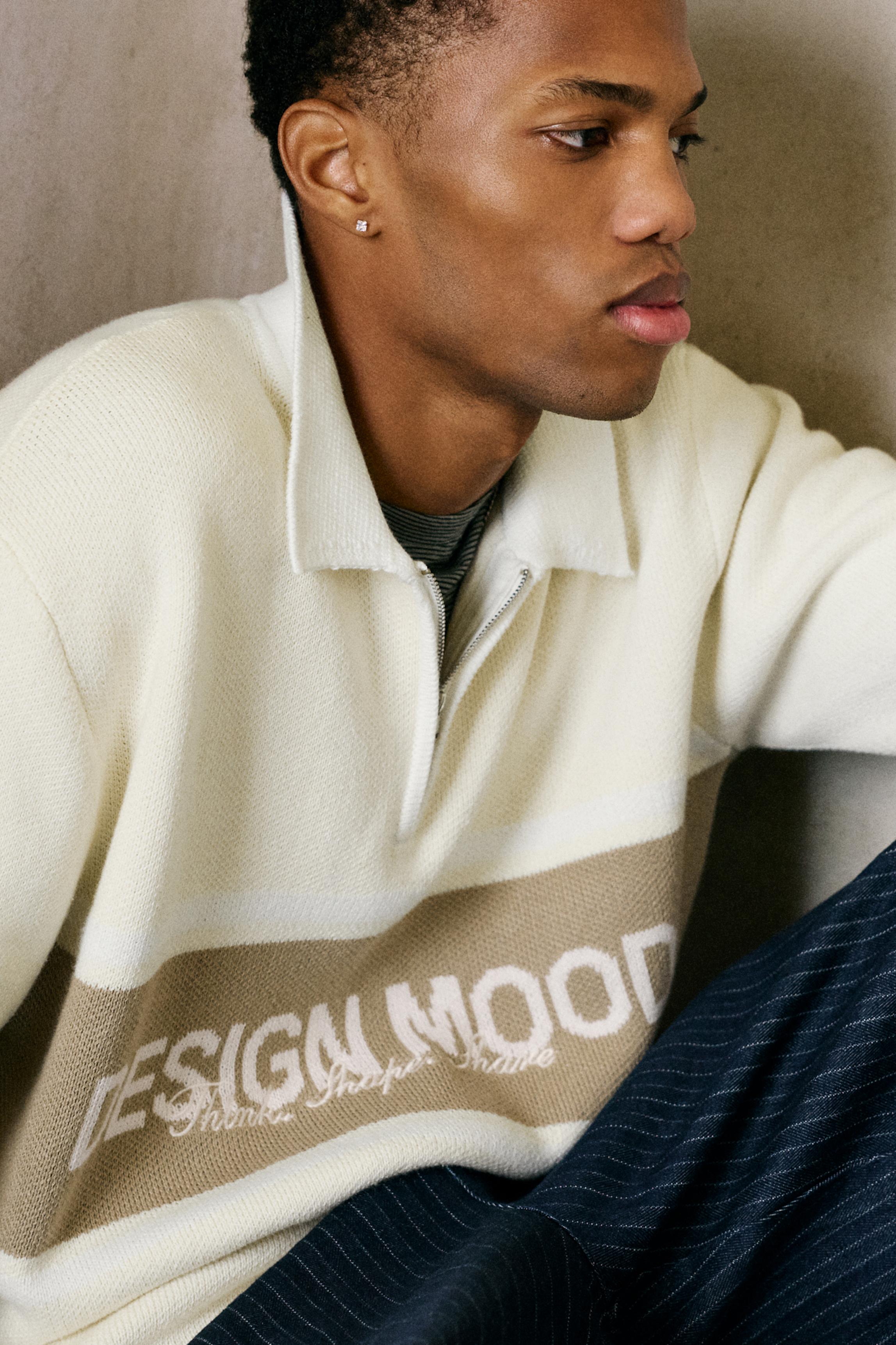 Strickpolo Mit Text Und Reißverschluss