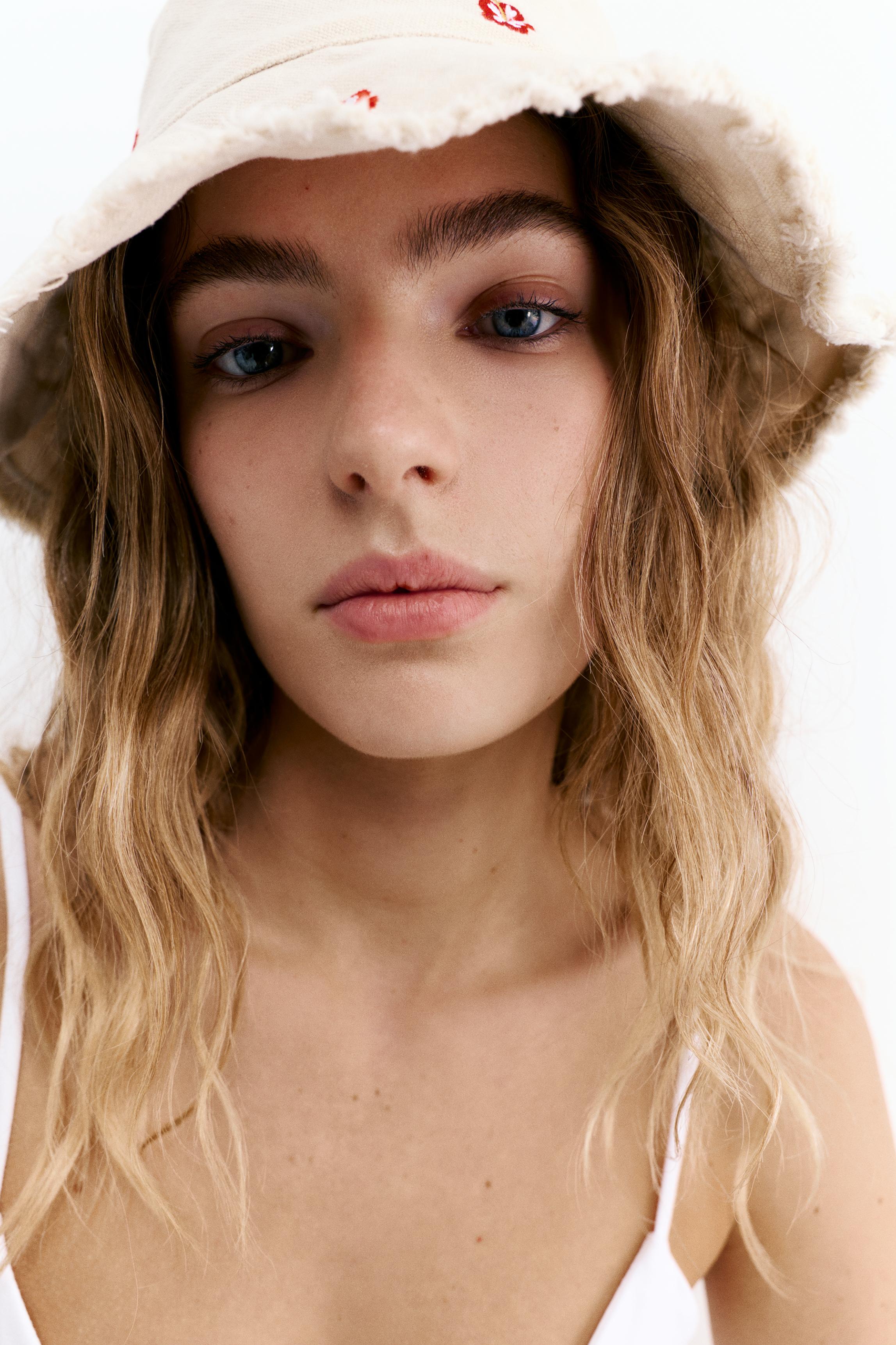 Hibiscus flower bucket hat — Ecru