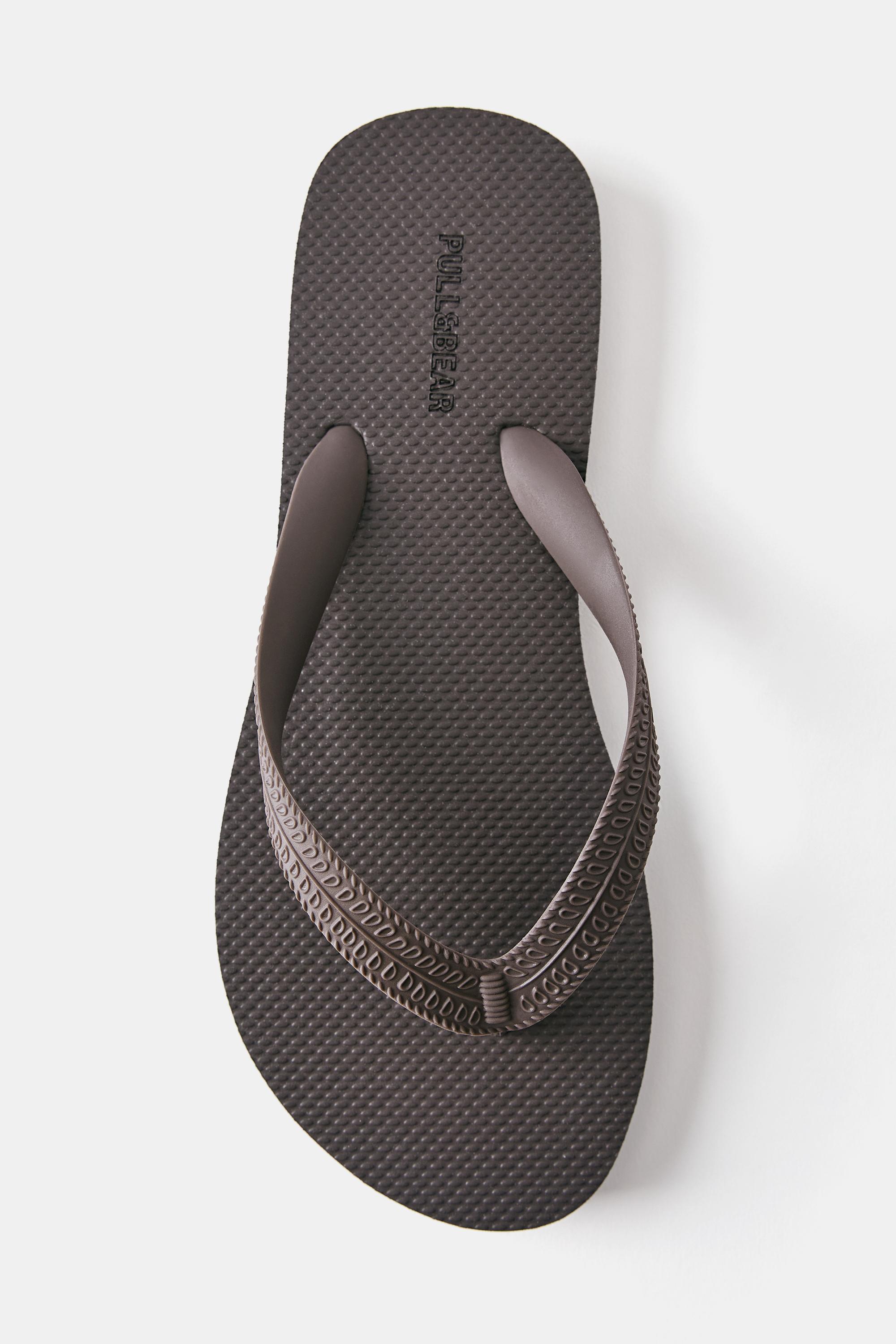 Flat sandals — Brown