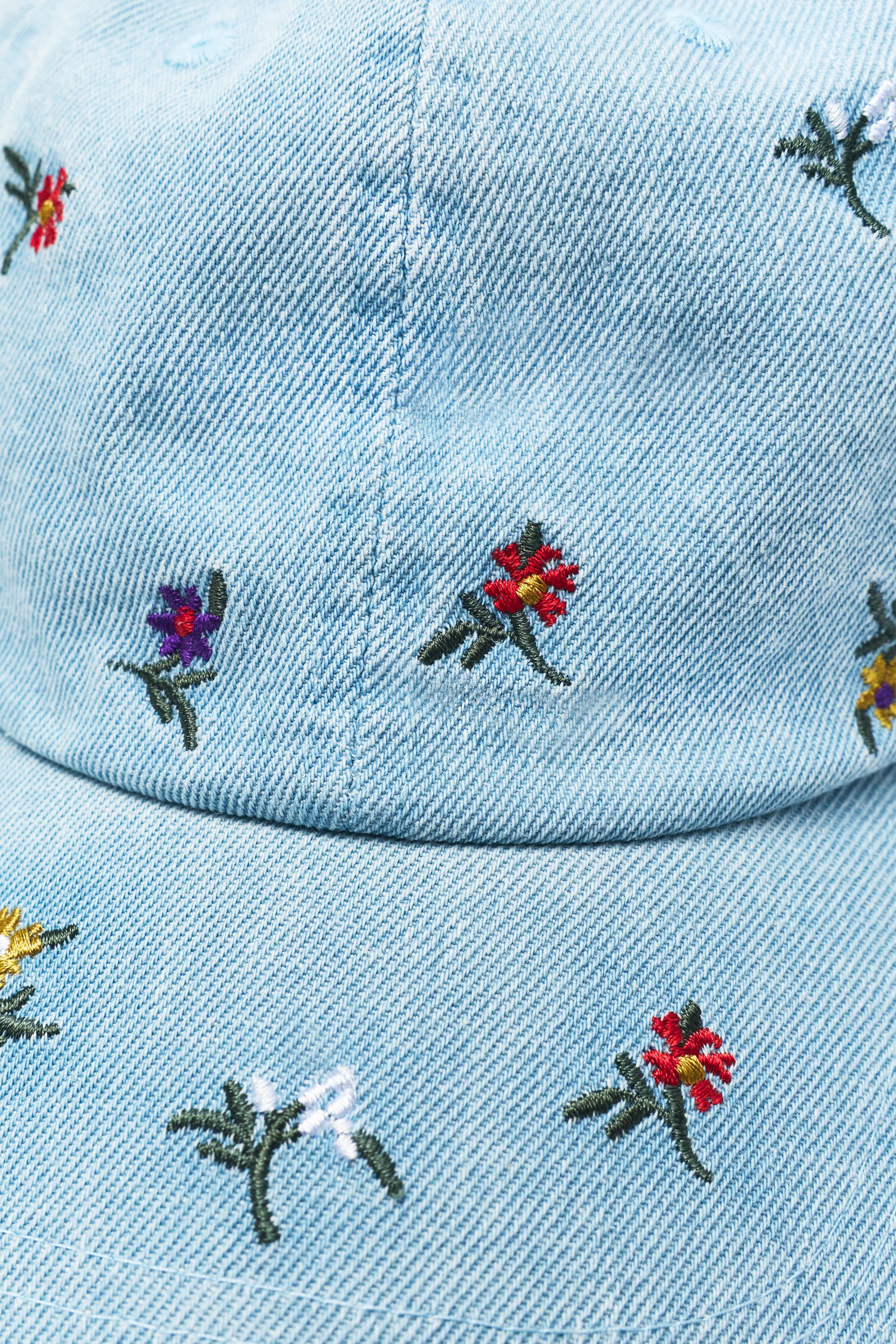 Embroidered floral cap — Black