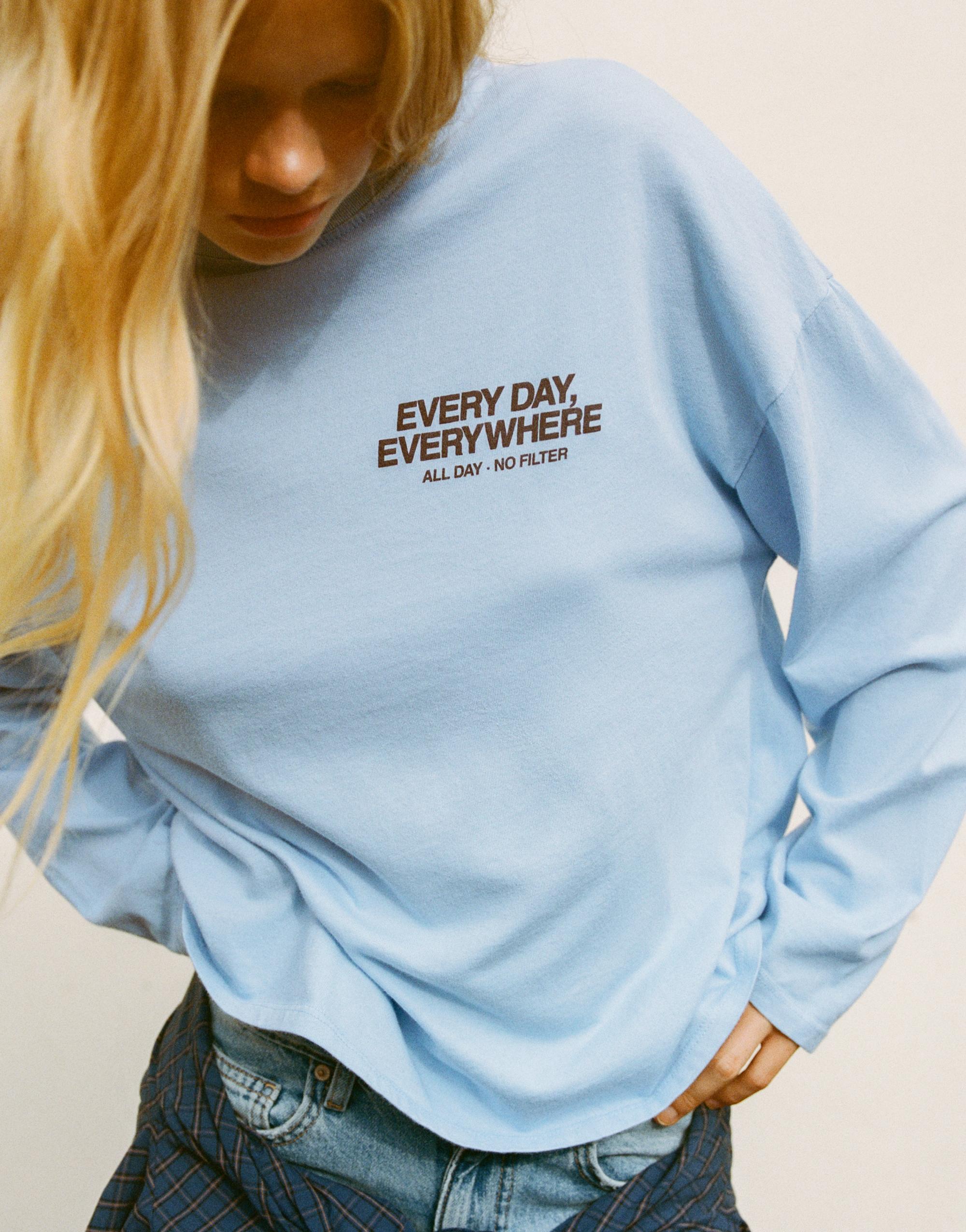 Oversize graphic T-shirt — Pastel blue