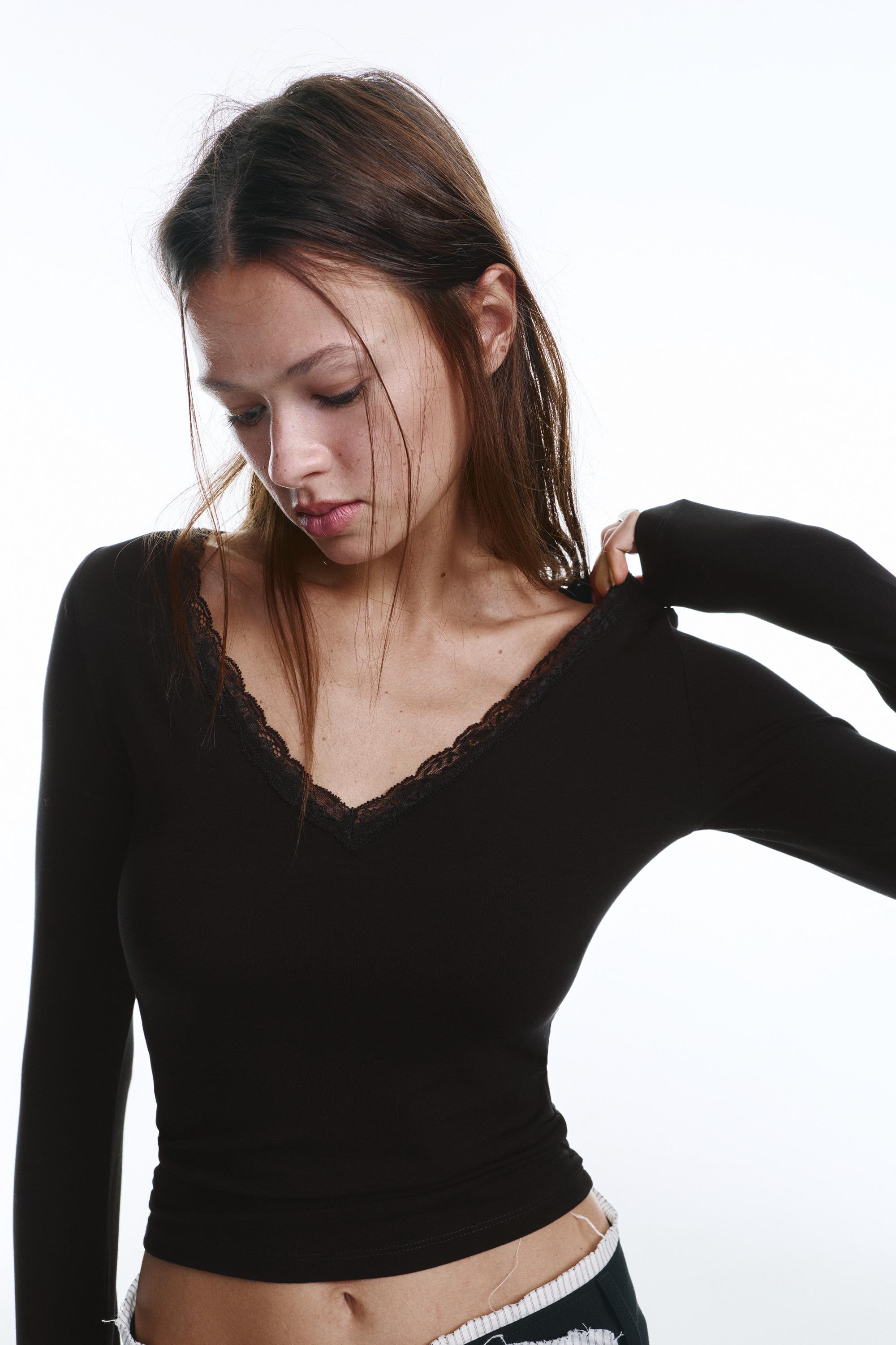 Lace trim neckline T-shirt — Black