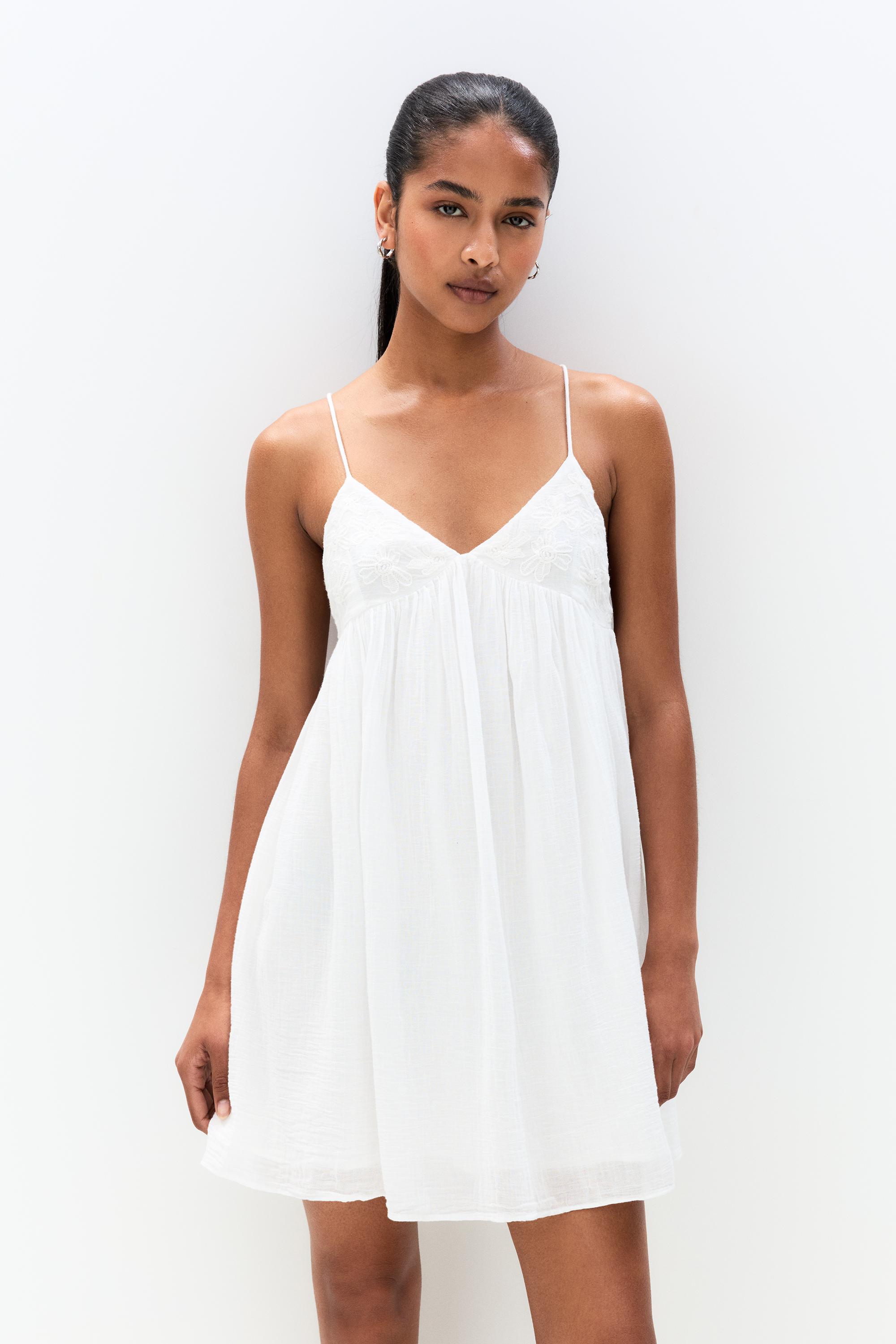 Kurzes, Weiβes Kleid Mit Stickereien