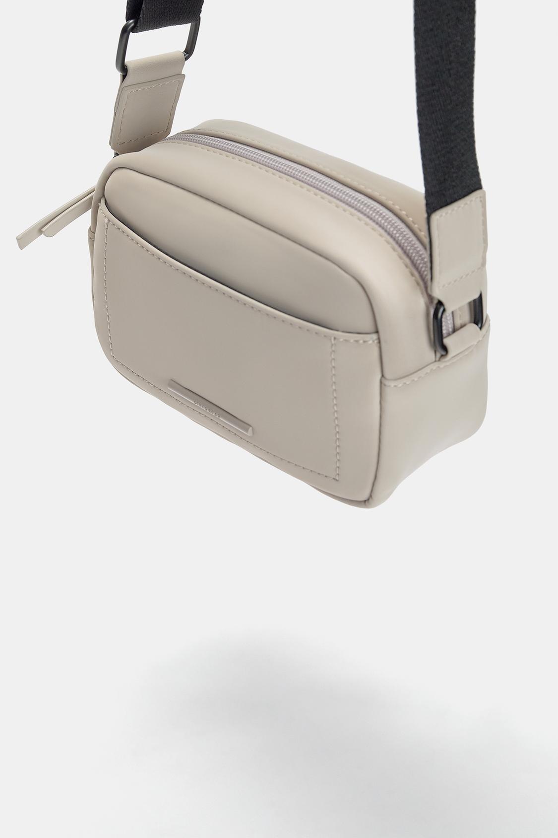Umhängetasche mit gummiertem Finish - PULL&BEAR