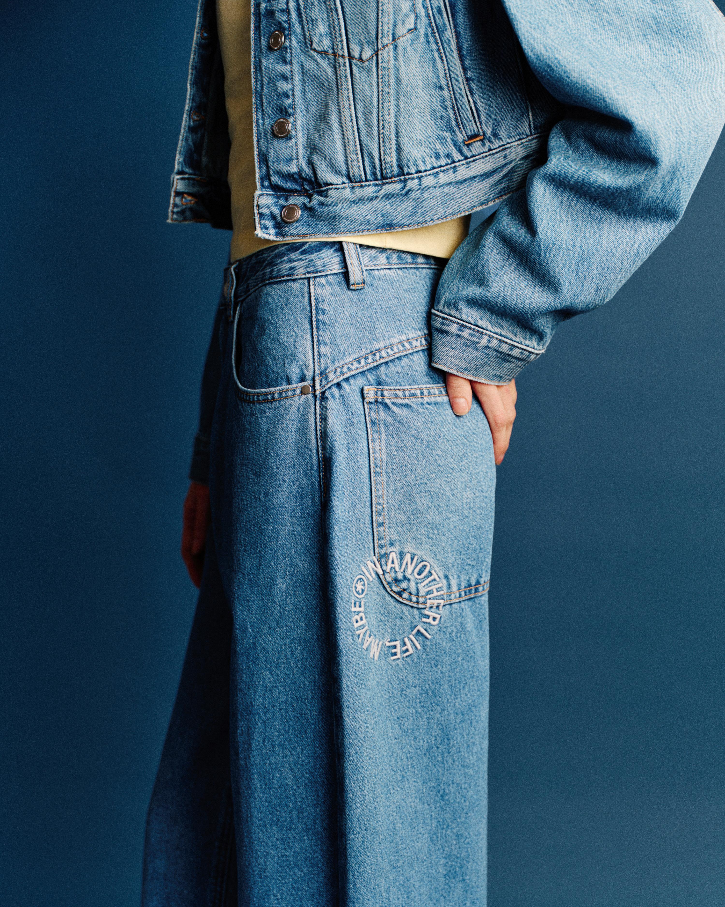 Balloon fit jeans with embroidered text — Medium blue