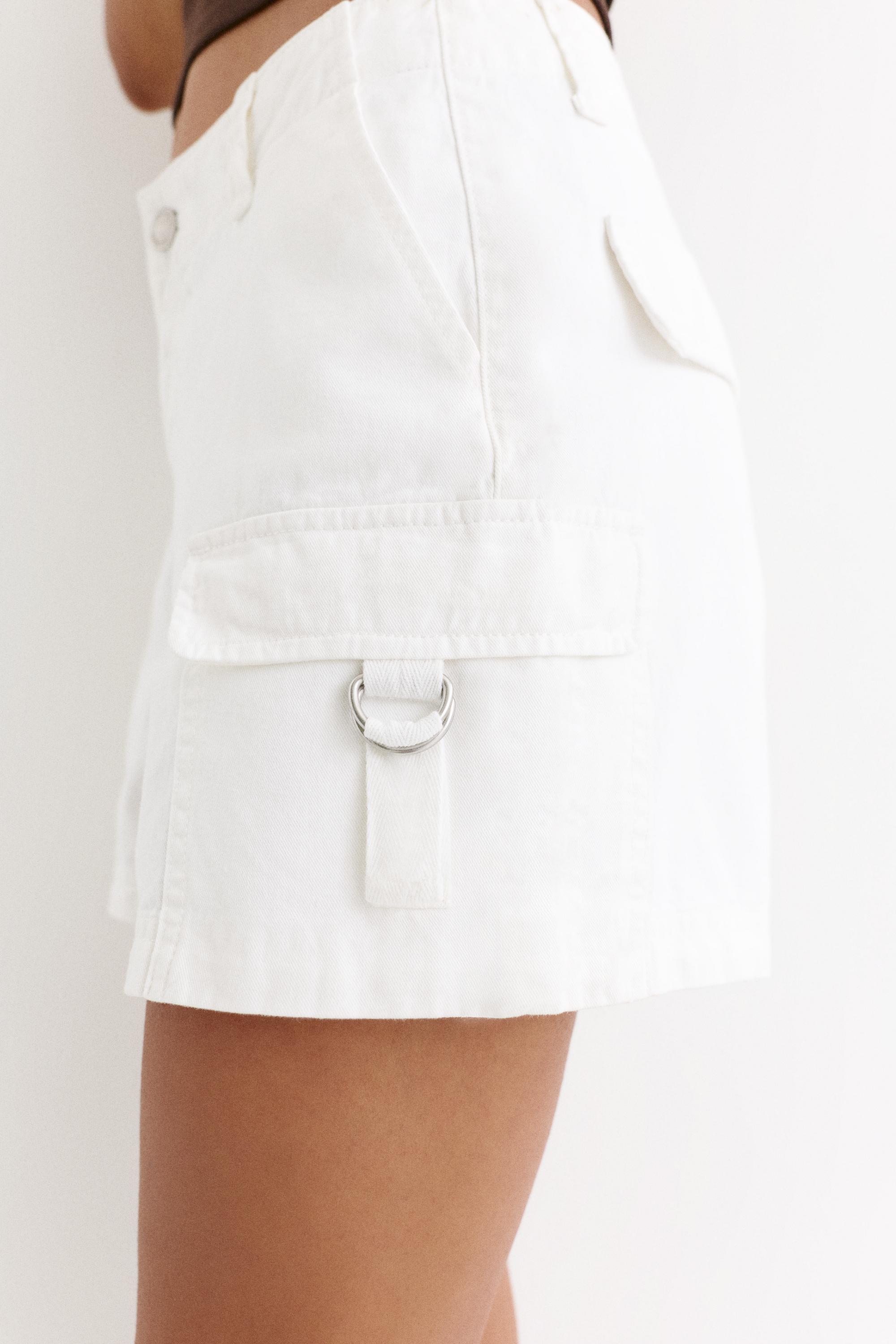 Relaxed fit cargo Bermuda shorts — White