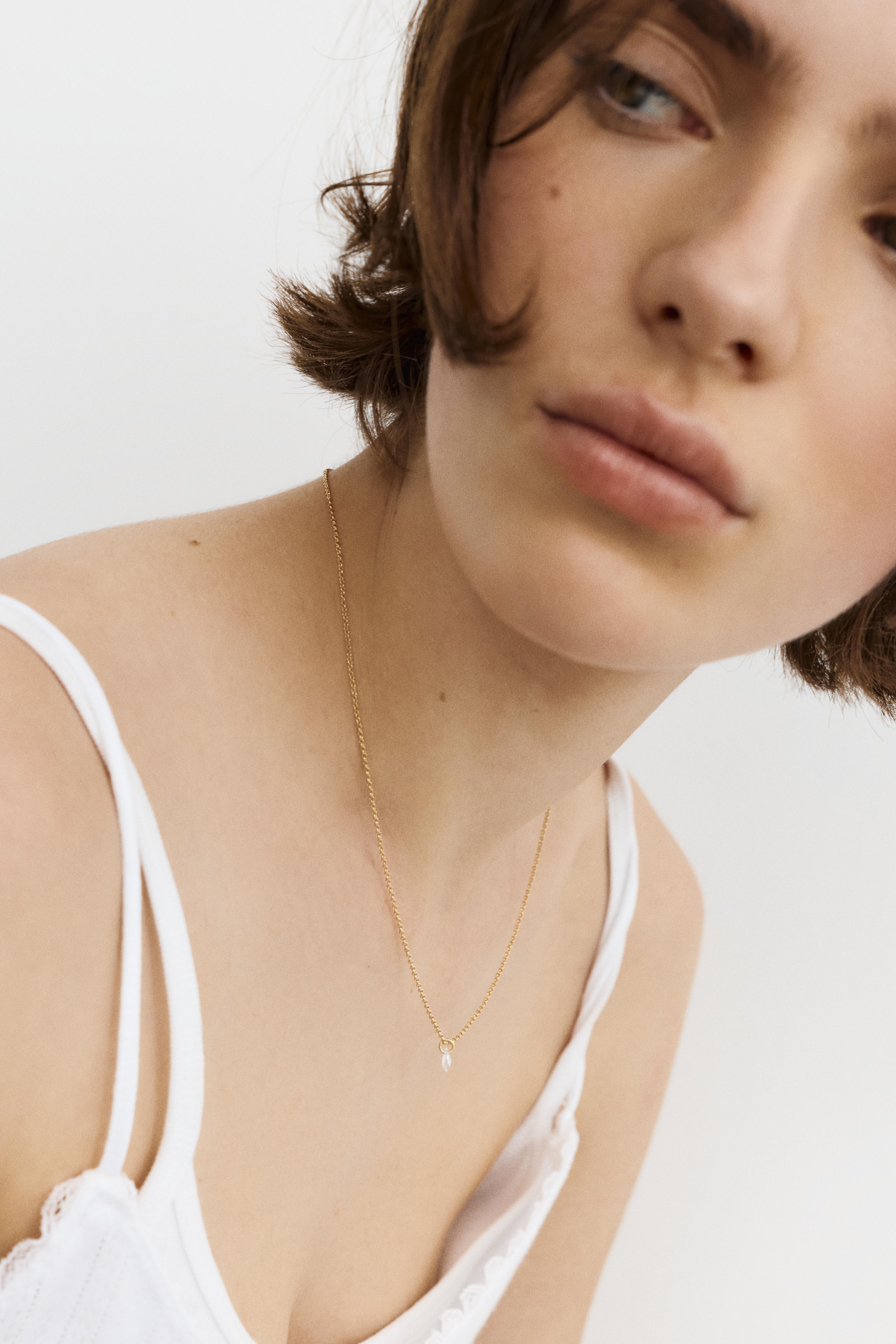 Shimmery pendant necklace — Gold