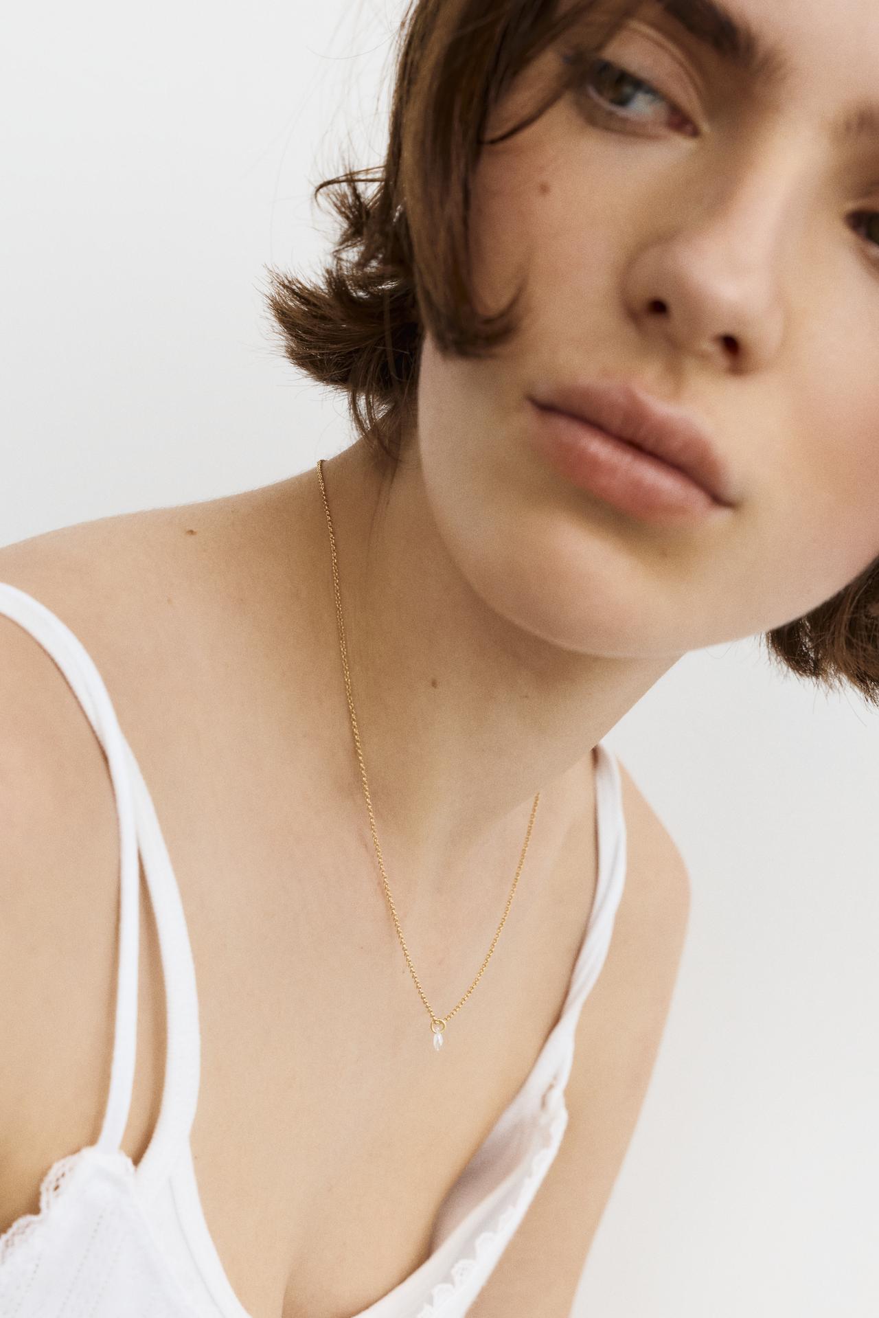 Shimmery pendant necklace — Gold