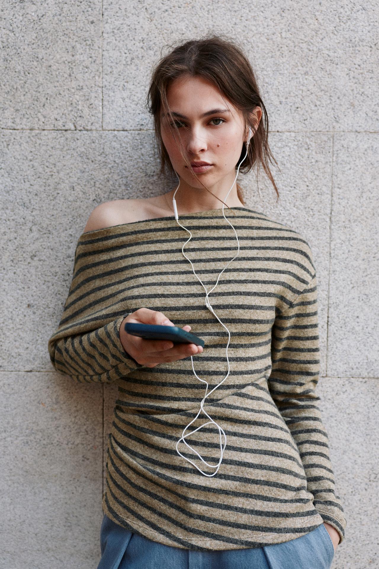 Soft-touch asymmetric top — Striped