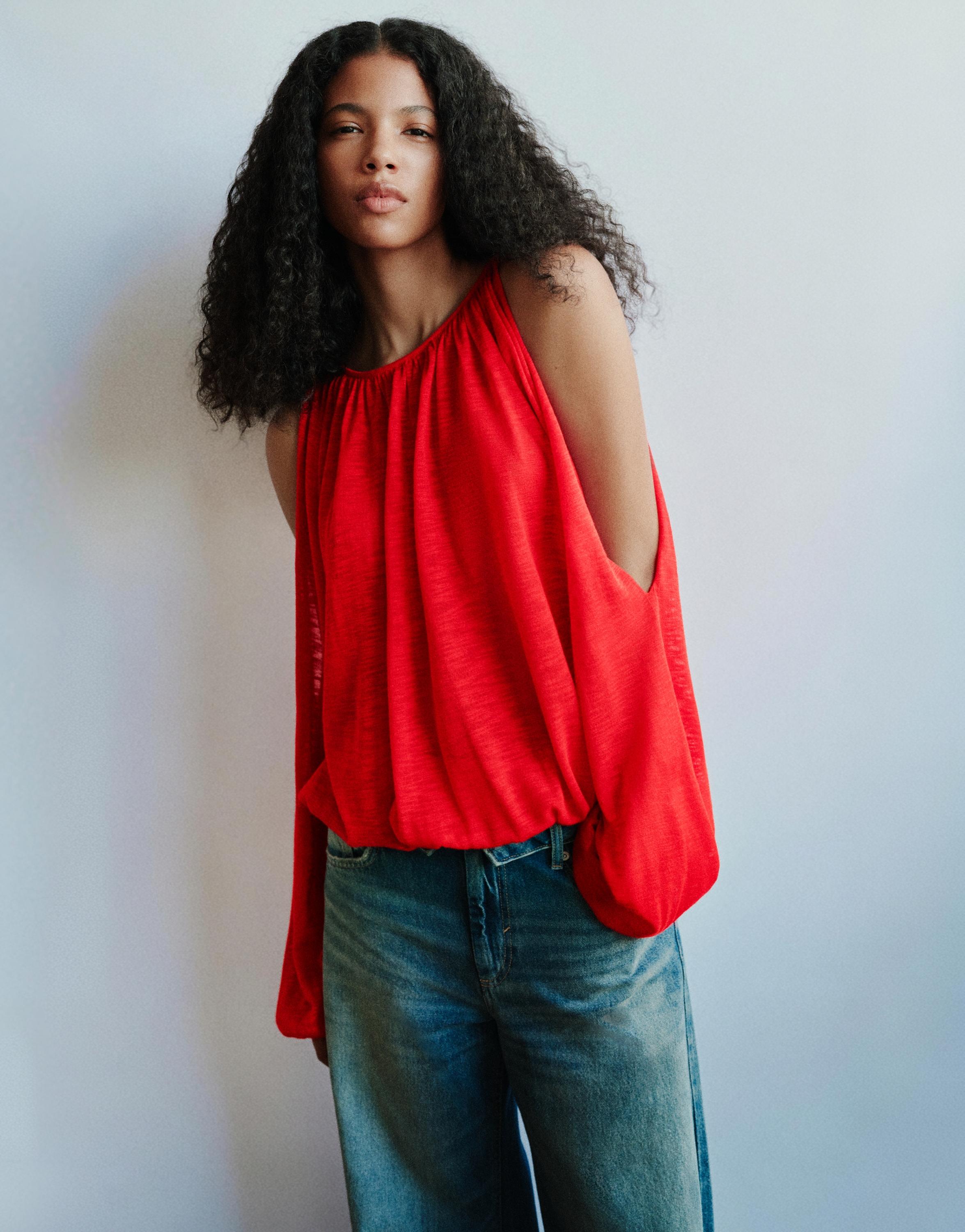 Fine knit cut-out top — Red