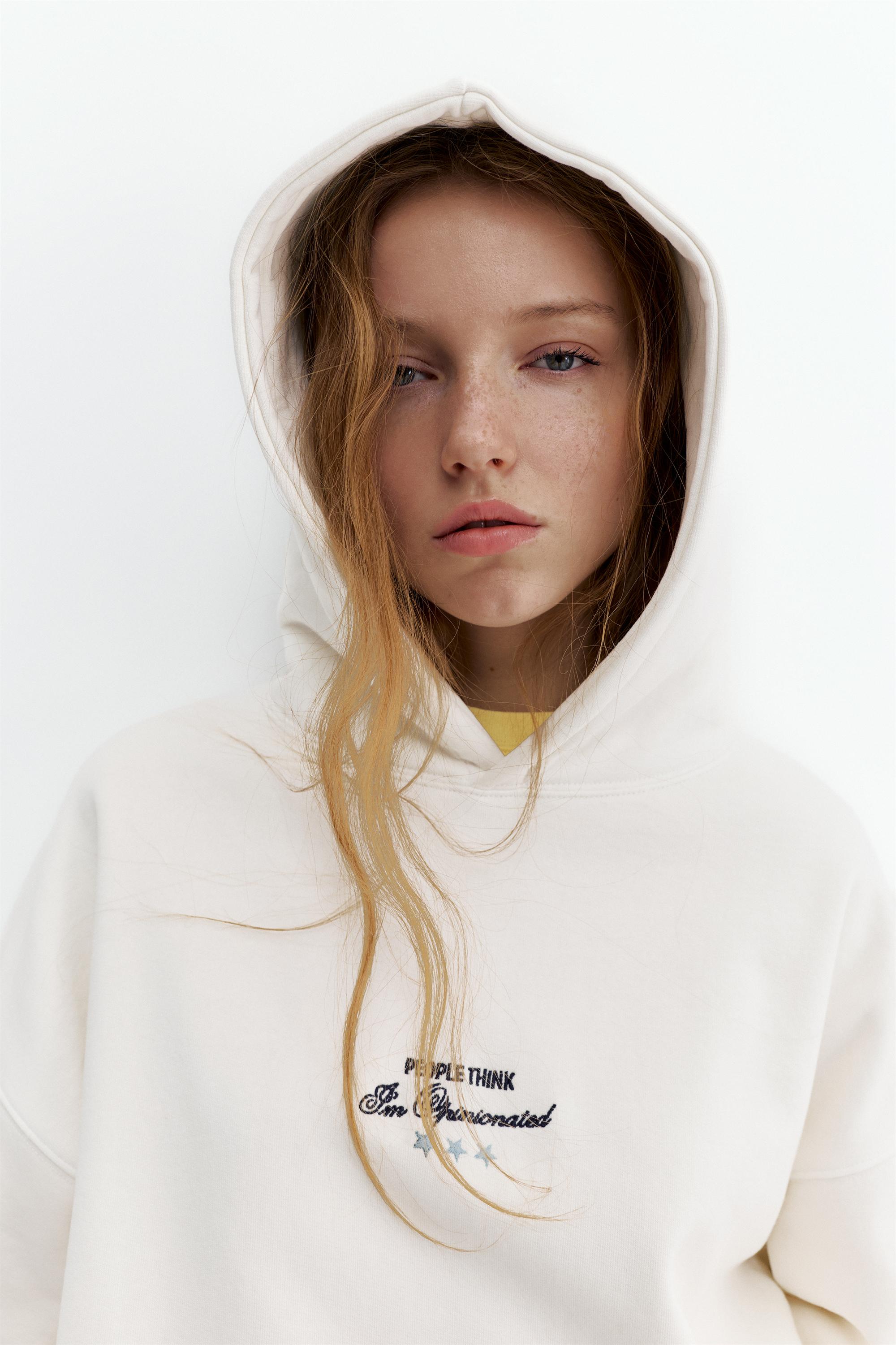 İşlemeli yıldız kapüşonlu sweatshirt - Görsel 12
