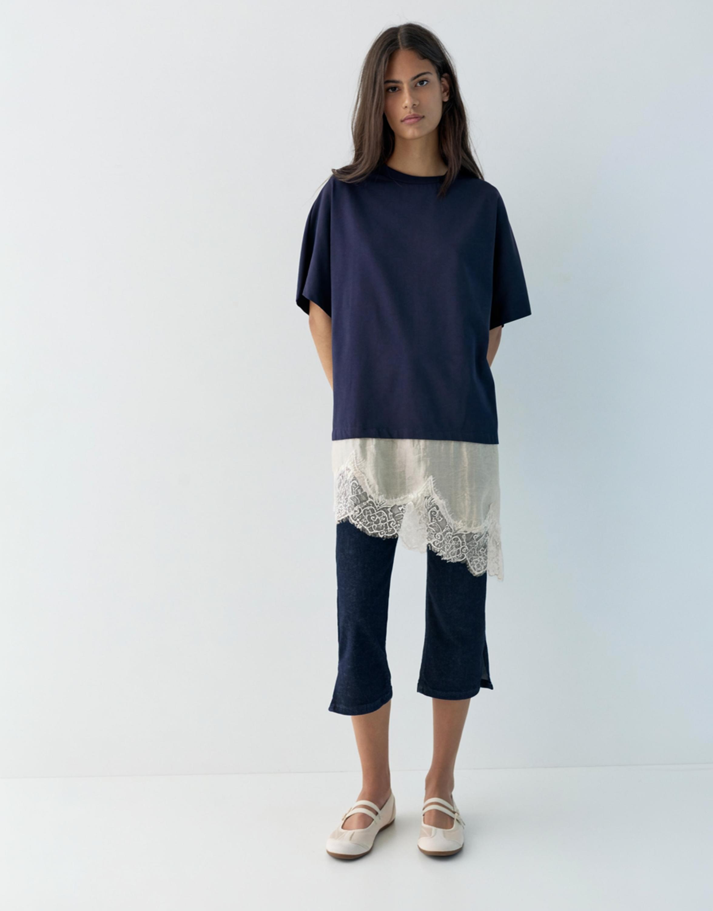 Contrast T-shirt with lace hem — Navy