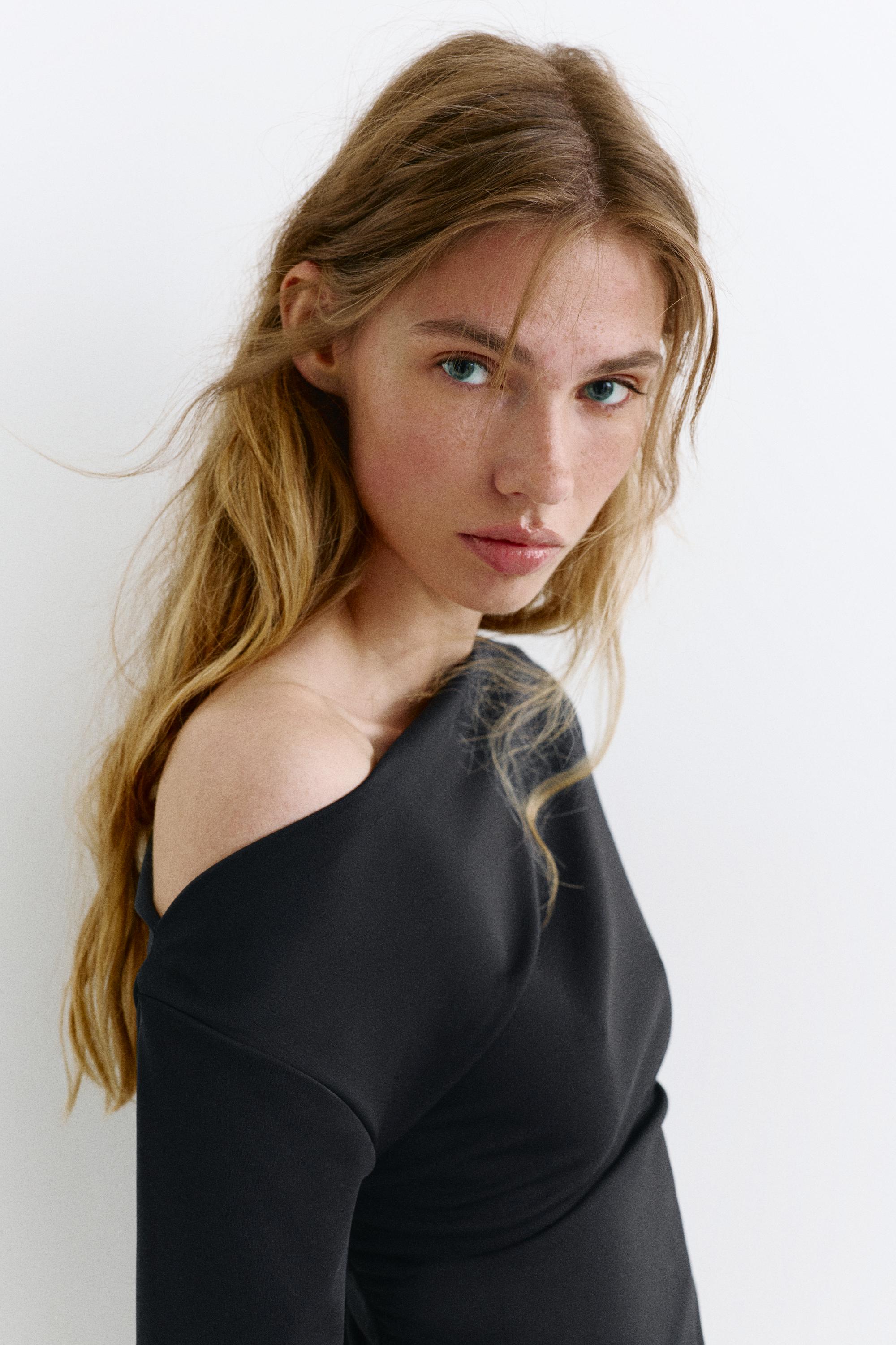 Short asymmetric dress — Black