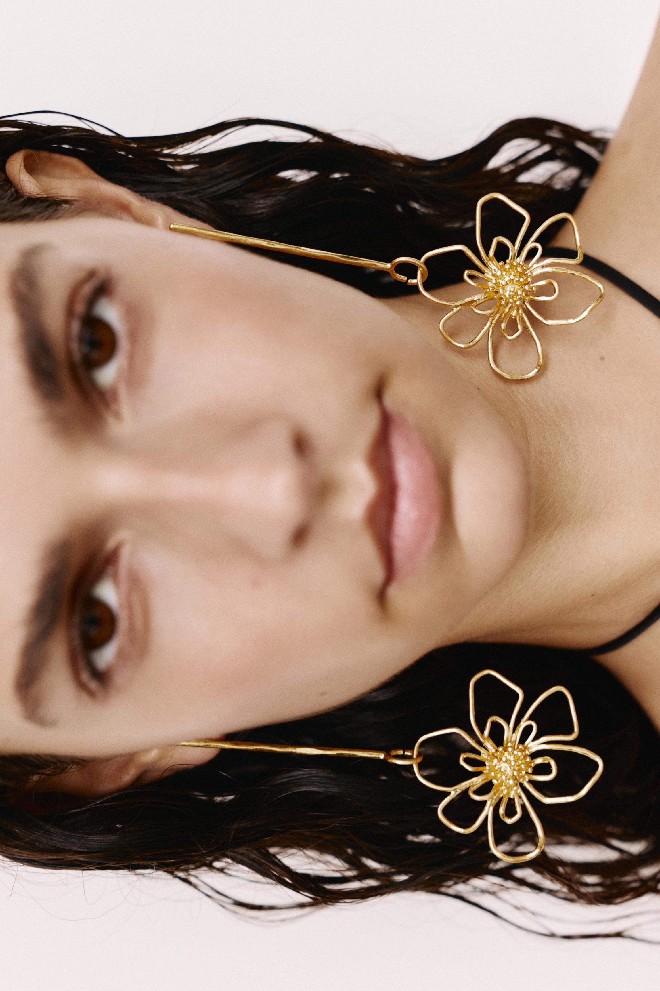 Floral dangle earrings — Gold
